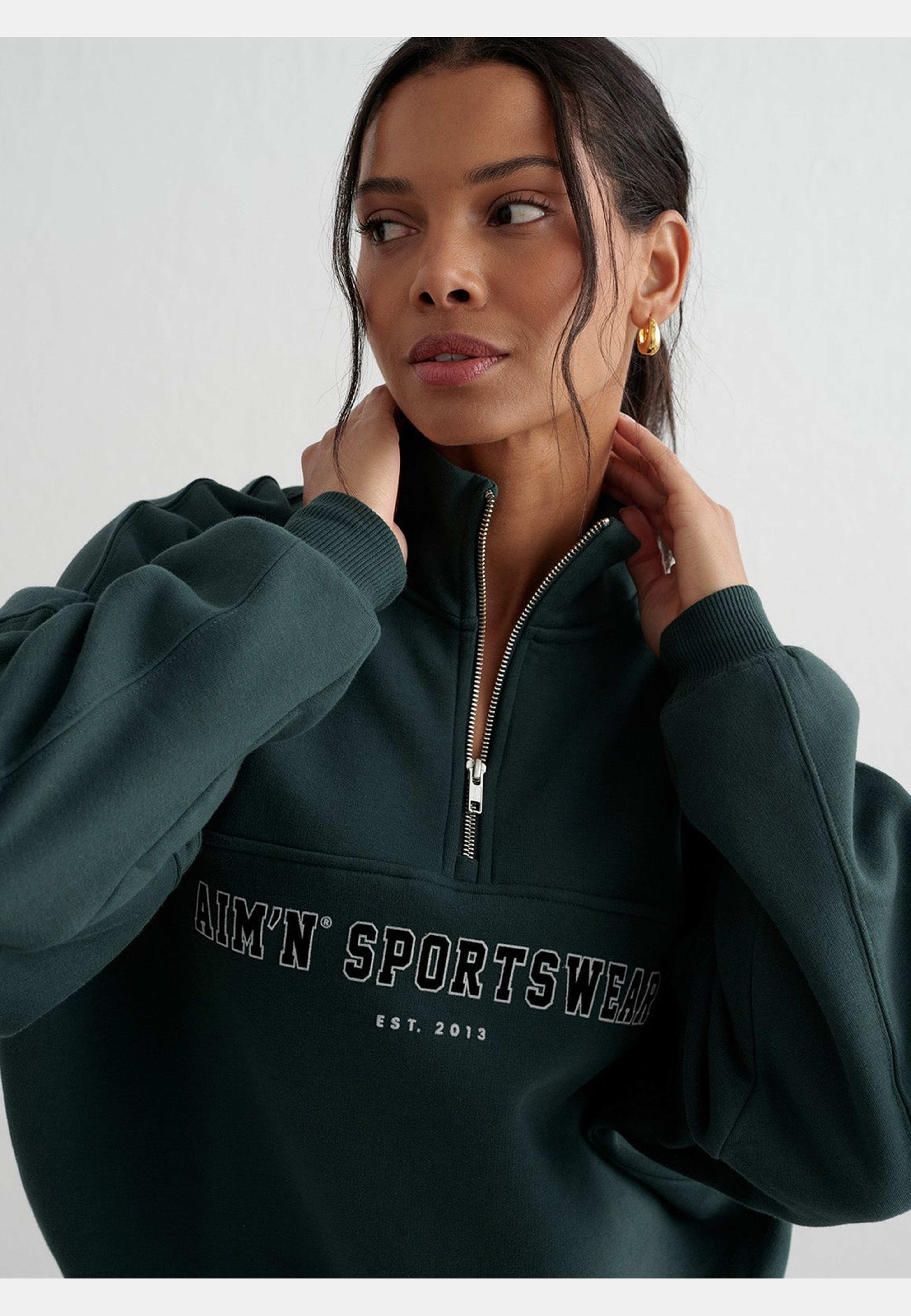 Varsity Sweat Half Zip, från aim'n, i färgen deep emerald. Klicka för att öppna bilden i stort format