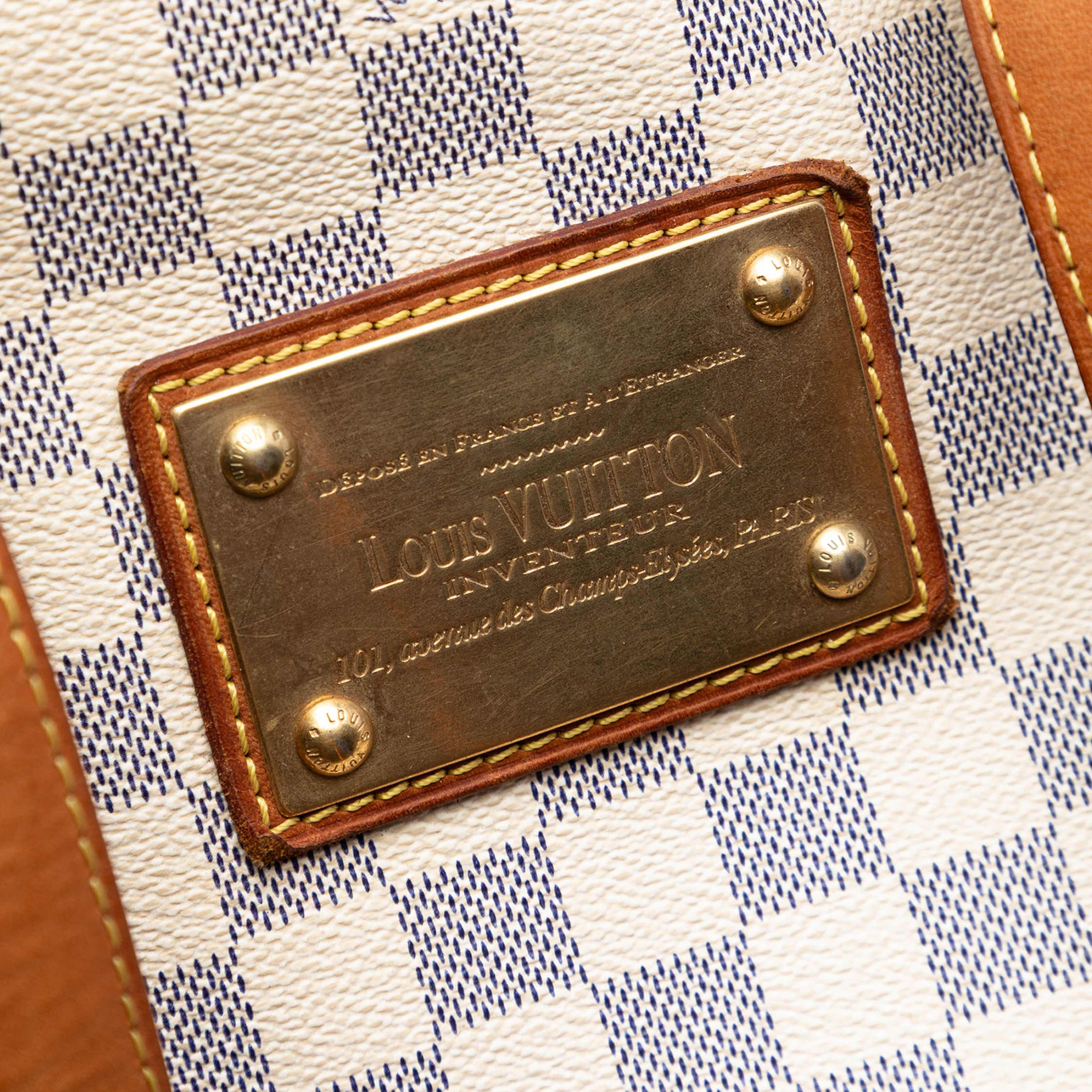 Louis Vuitton Damier Azur Hampstead Mm, från Luxclusif, i färgen white. Klicka för att öppna bilden i stort format