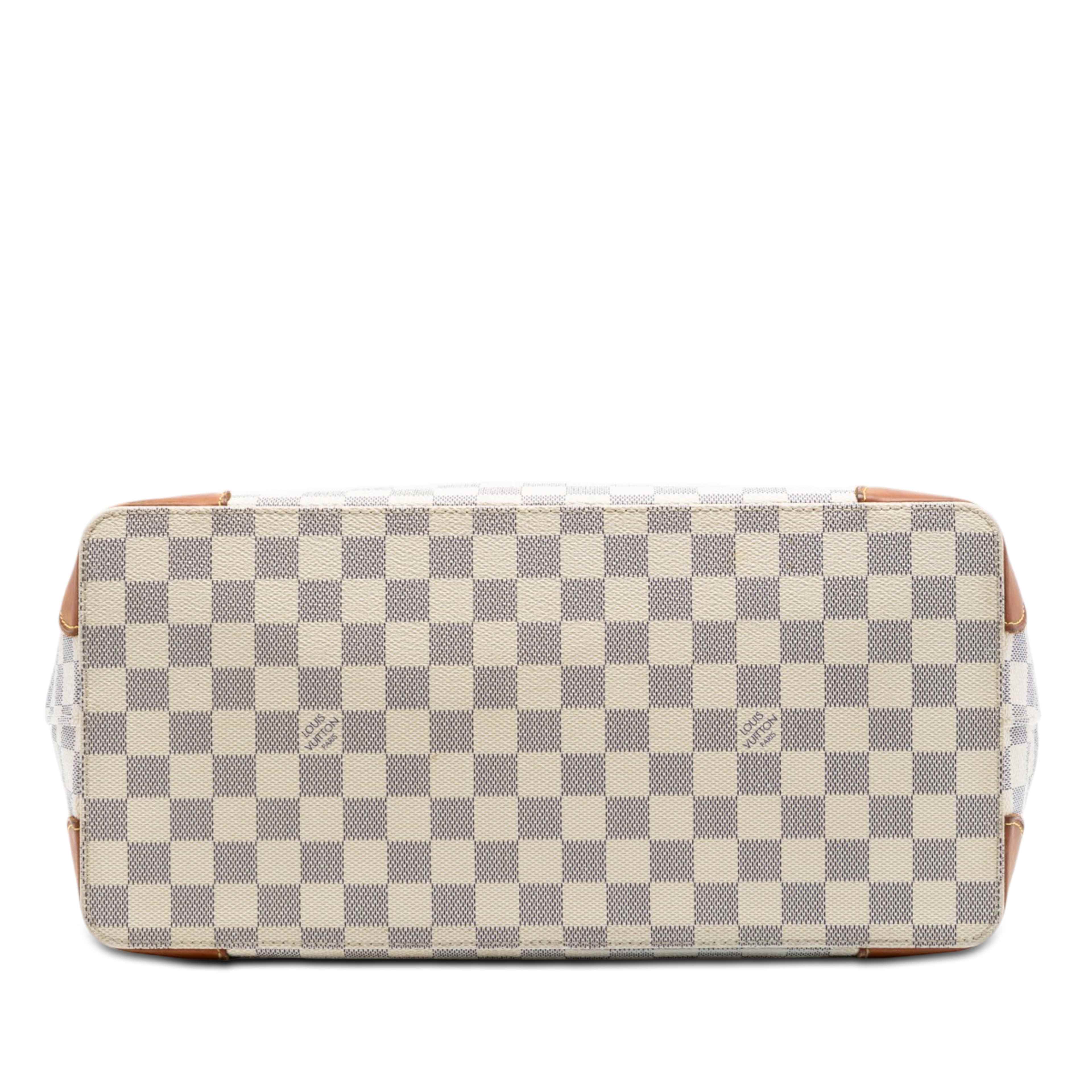 Louis Vuitton Damier Azur Hampstead Mm, från Luxclusif, i färgen vit. Klicka för att öppna bilden i stort format