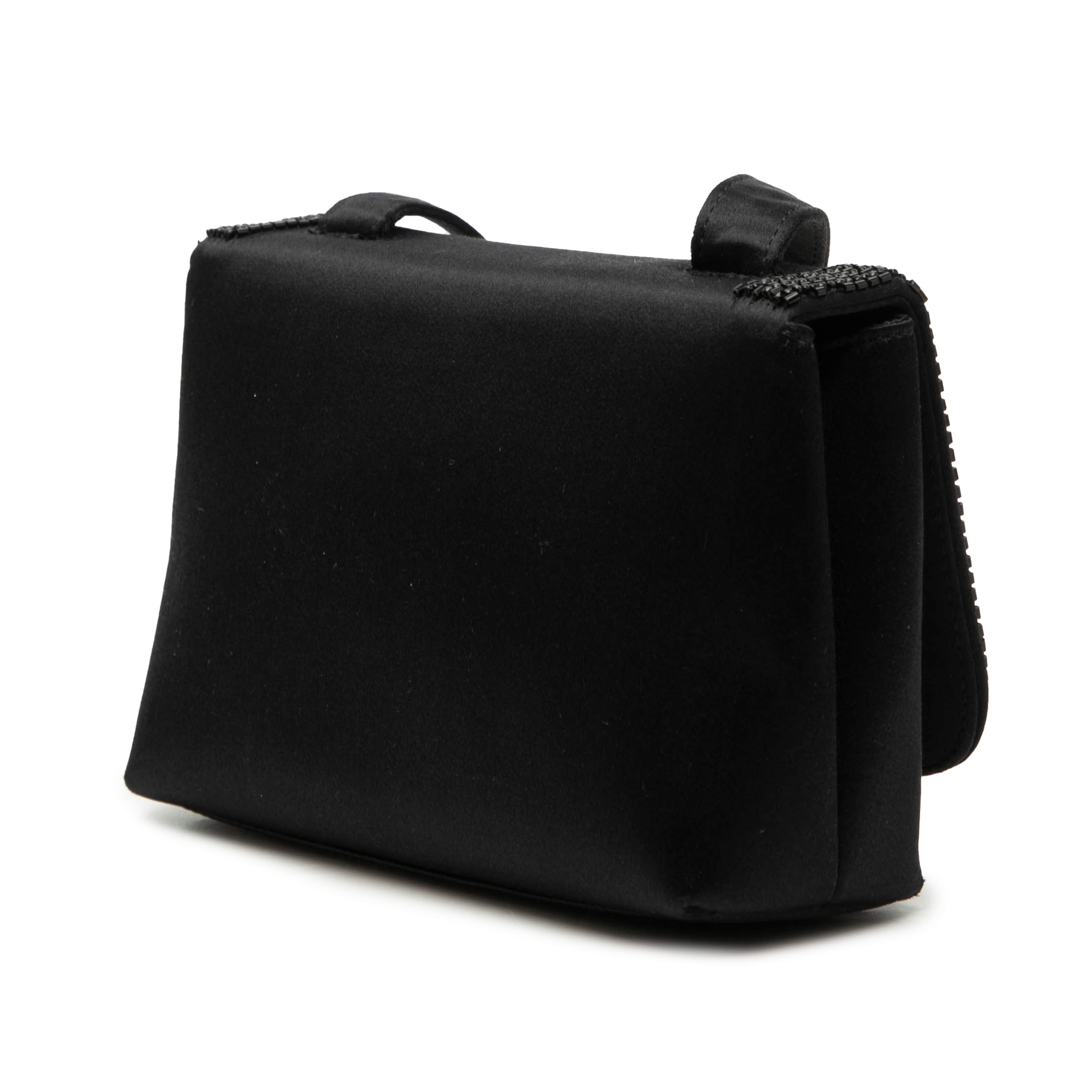 Chanel Mini Satin Beaded Flap Crossbody, från Luxclusif, i färgen svart. Klicka för att öppna bilden i stort format