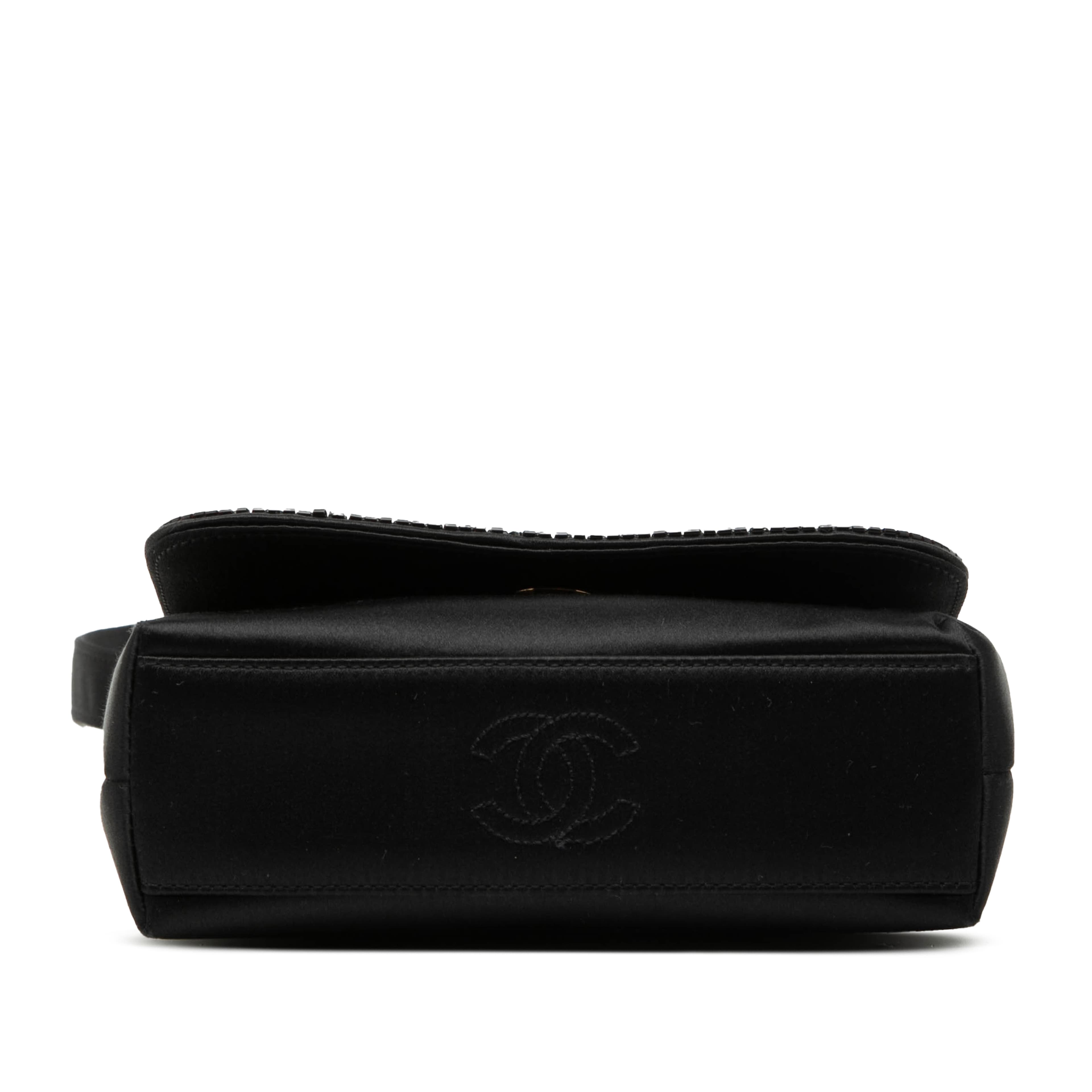 Chanel Mini Satin Beaded Flap Crossbody, från Luxclusif, i färgen svart. Klicka för att öppna bilden i stort format