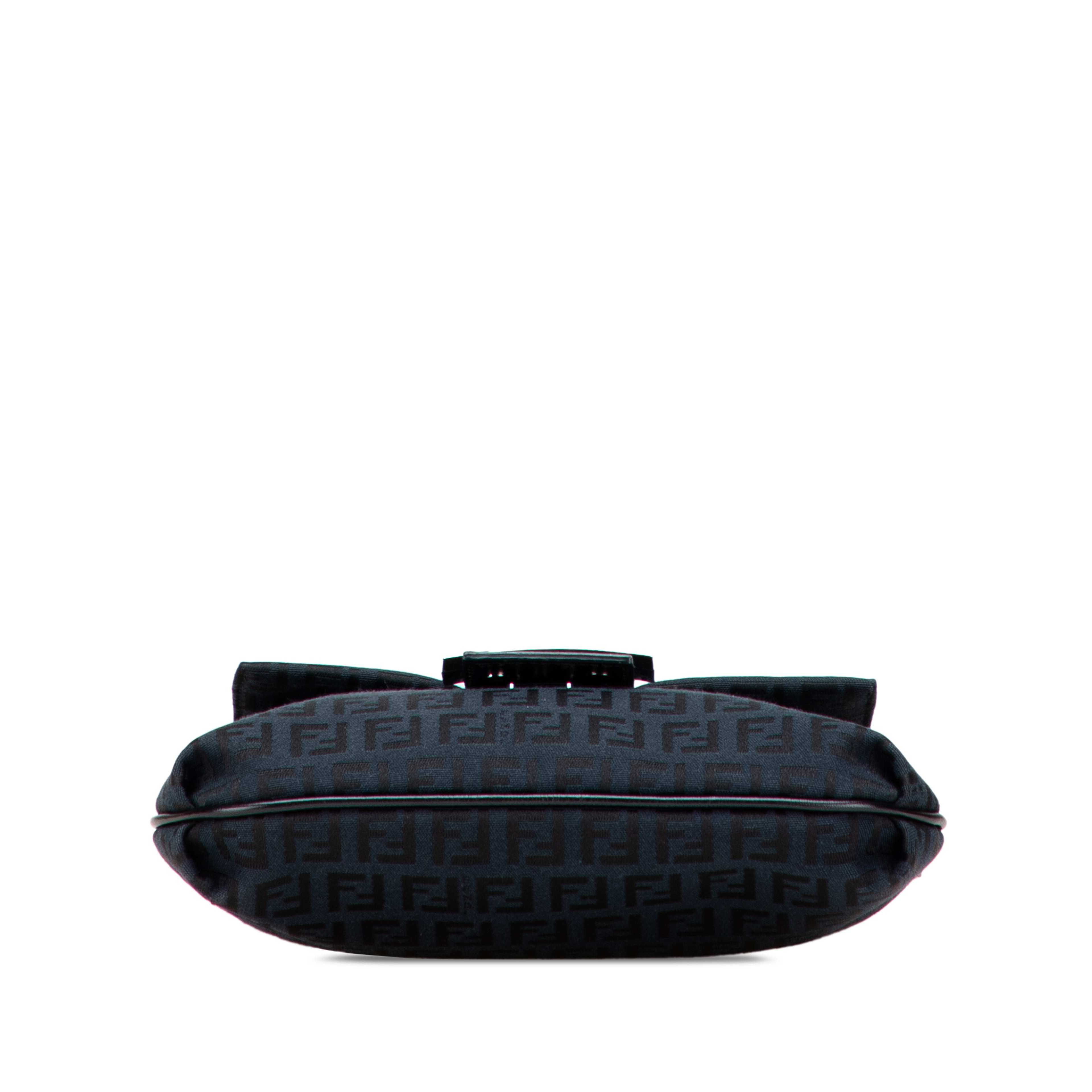 Fendi Zucchino Canvas Crossbody, från Luxclusif, i färgen blå. Klicka för att öppna bilden i stort format