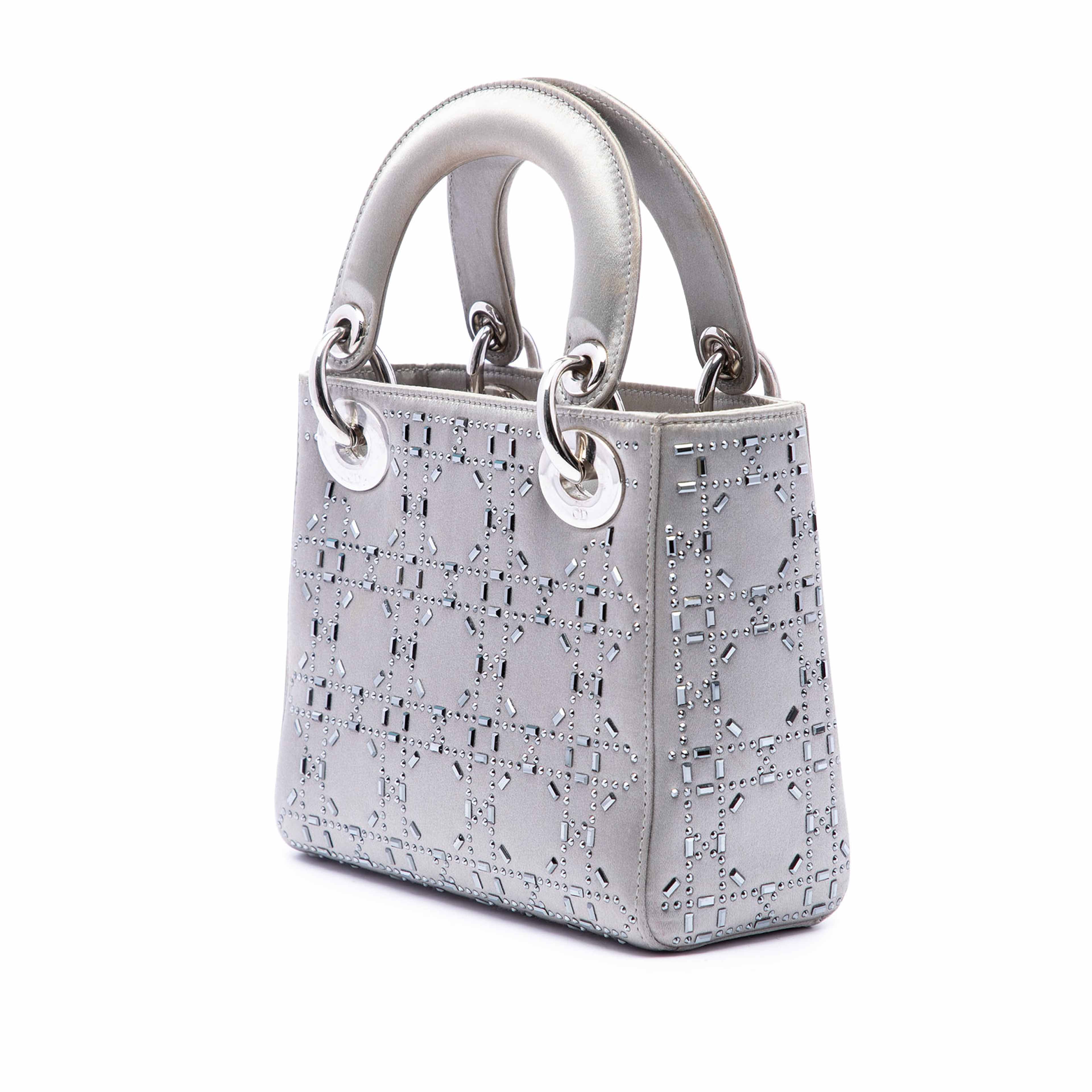 Dior Mini Satin Cannage Crystal Embellished Lady Dior, från Luxclusif, i färgen grå. Klicka för att öppna bilden i stort format