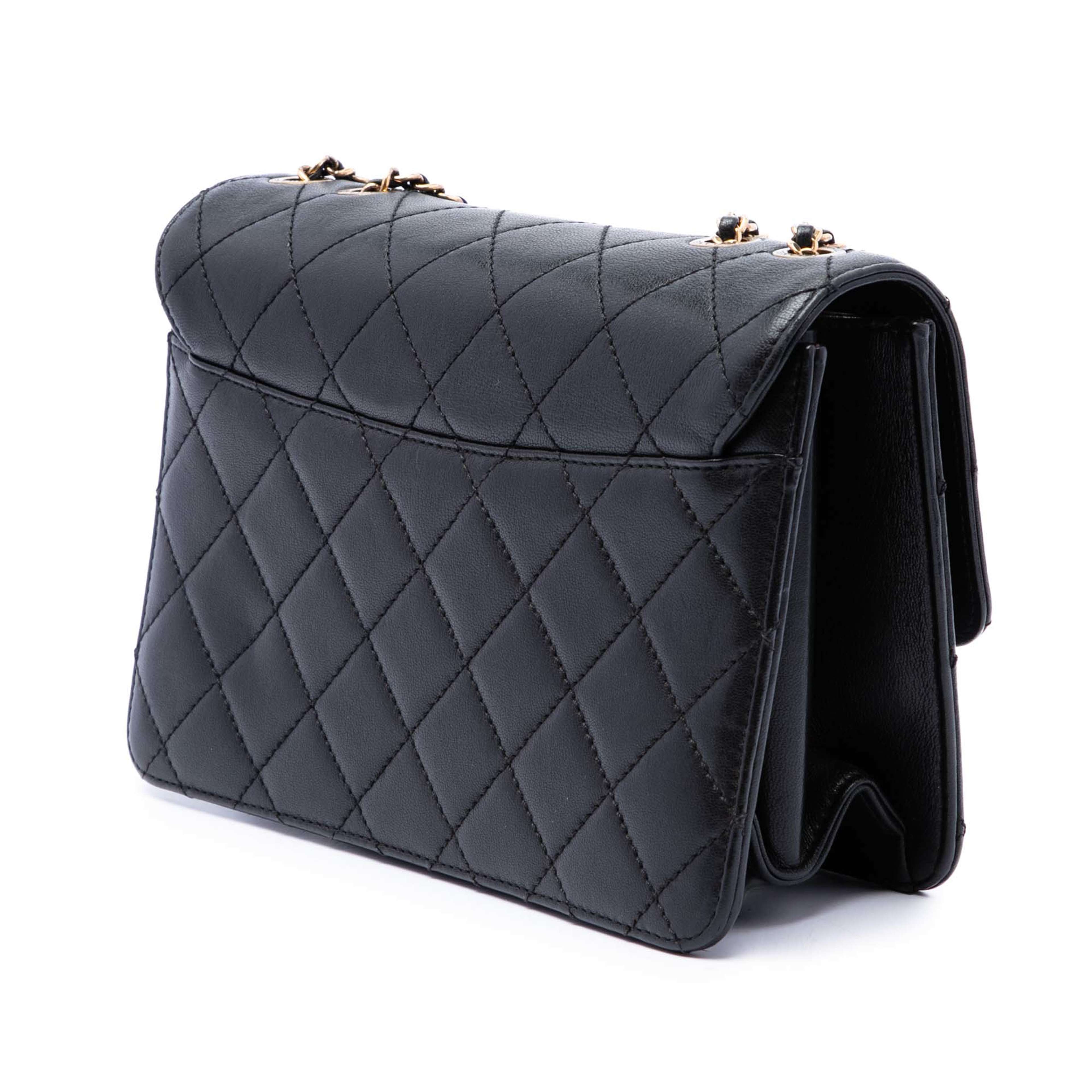Chanel Medium Quilted Sheepskin Beauty Lock Flap, från Luxclusif, i färgen svart. Klicka för att öppna bilden i stort format