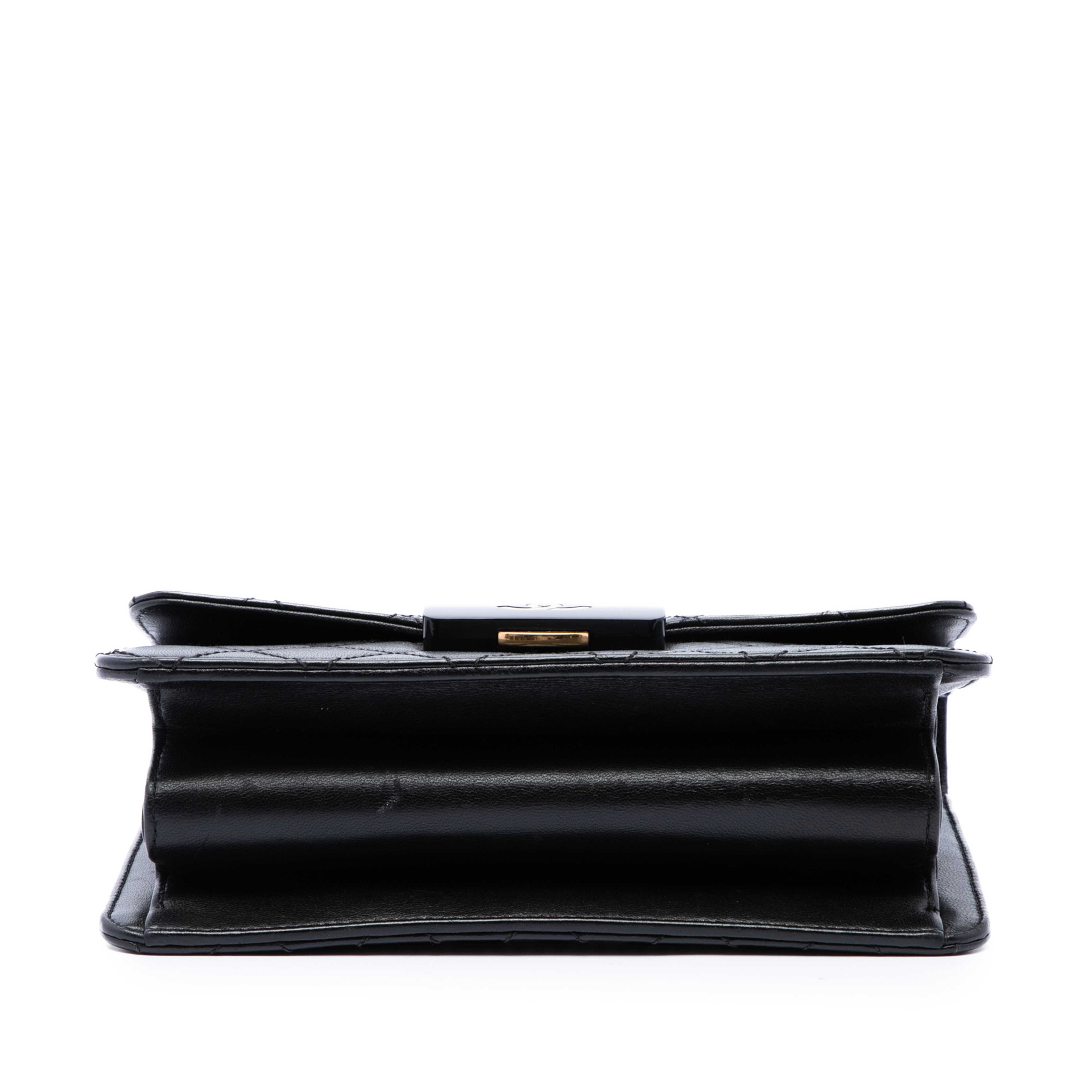 Chanel Medium Quilted Sheepskin Beauty Lock Flap, från Luxclusif, i färgen svart. Klicka för att öppna bilden i stort format