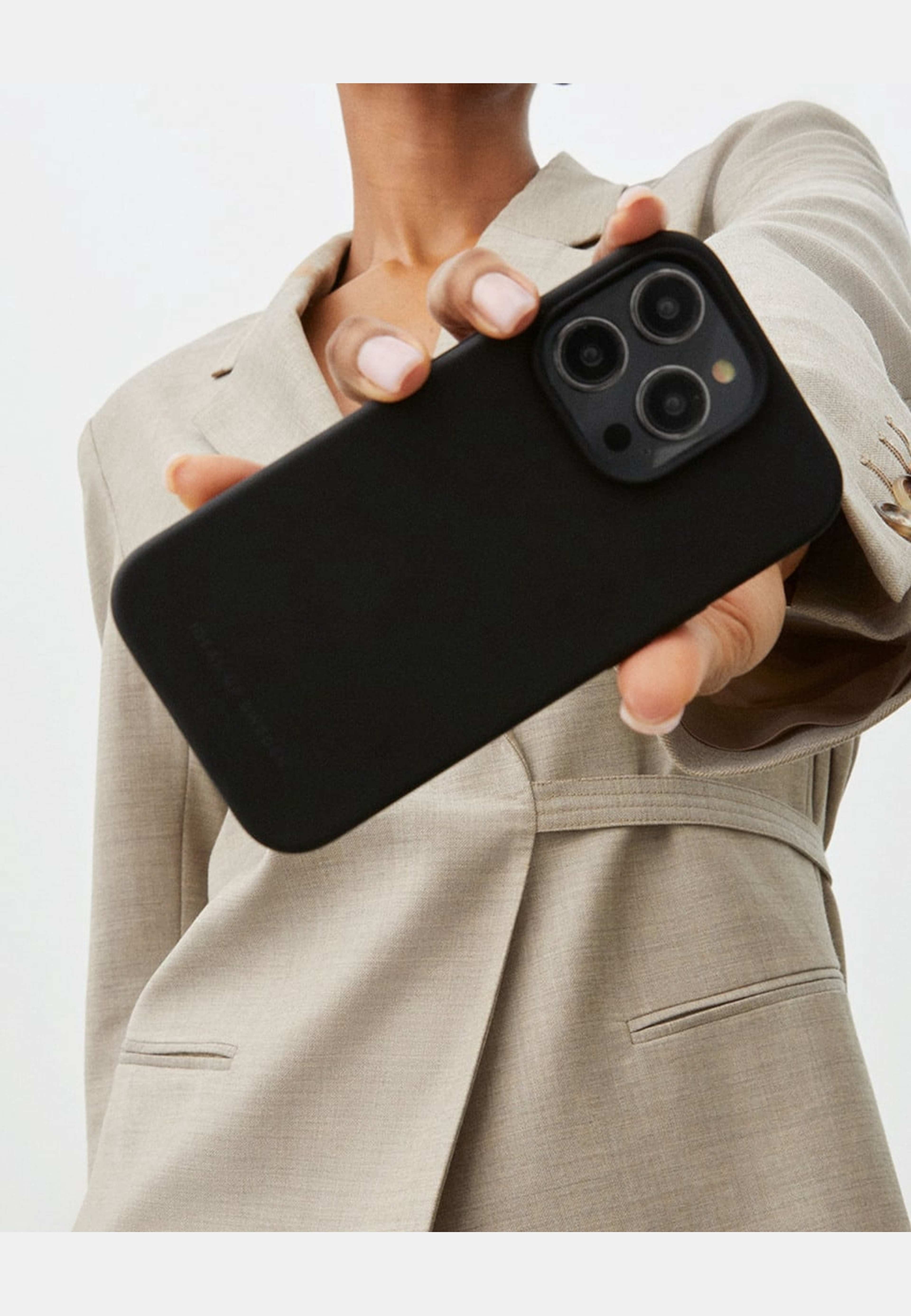 Silicone Case Iphone, från Ideal Of Sweden, i färgen black. Klicka för att öppna bilden i stort format