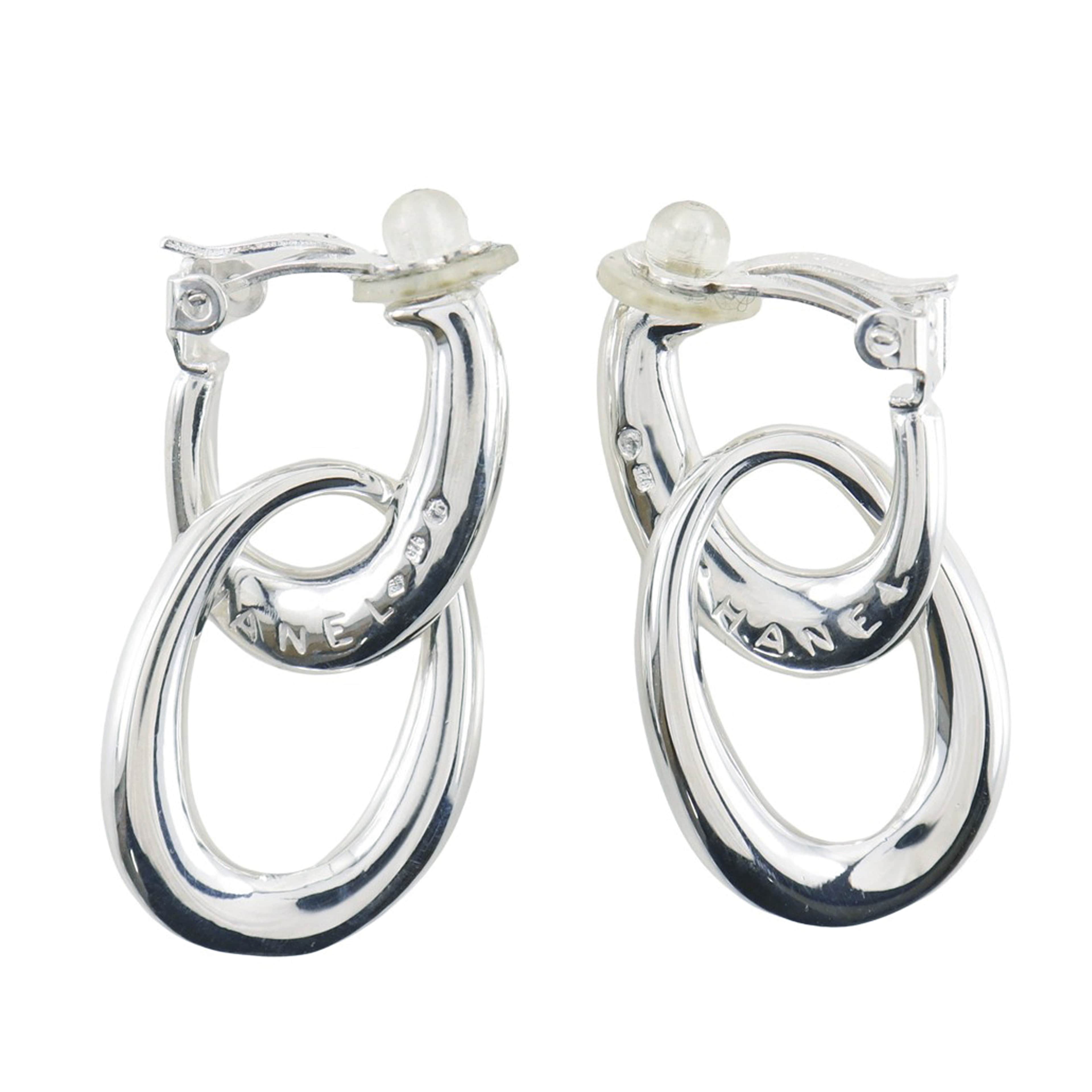 Chanel Sterling Silver Double Hoop Clip On Earrings, från Luxclusif, i färgen silver. Klicka för att öppna bilden i stort format