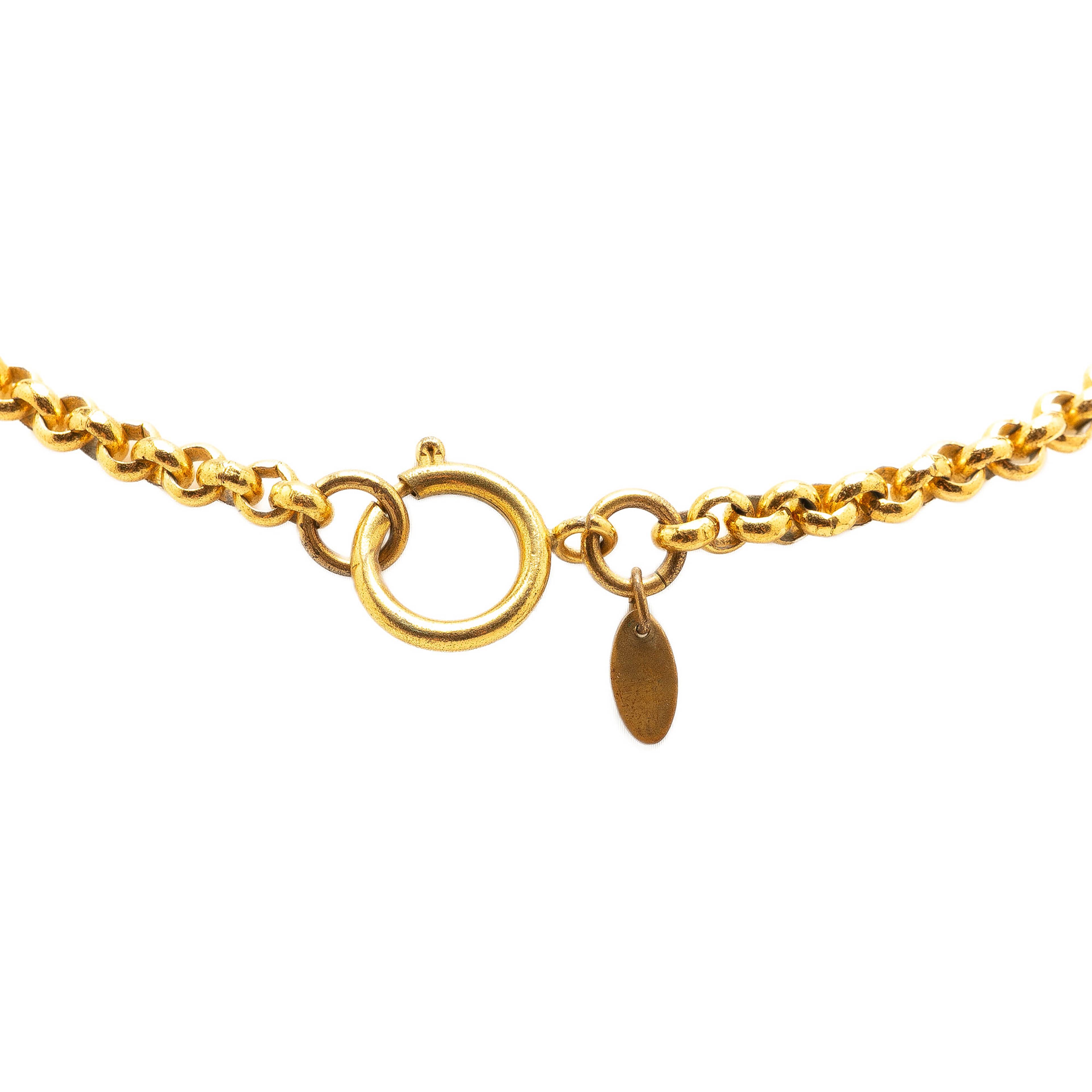 Chanel Cc Gold Plated Circle Pendant Necklace, från Luxclusif, i färgen gold. Klicka för att öppna bilden i stort format