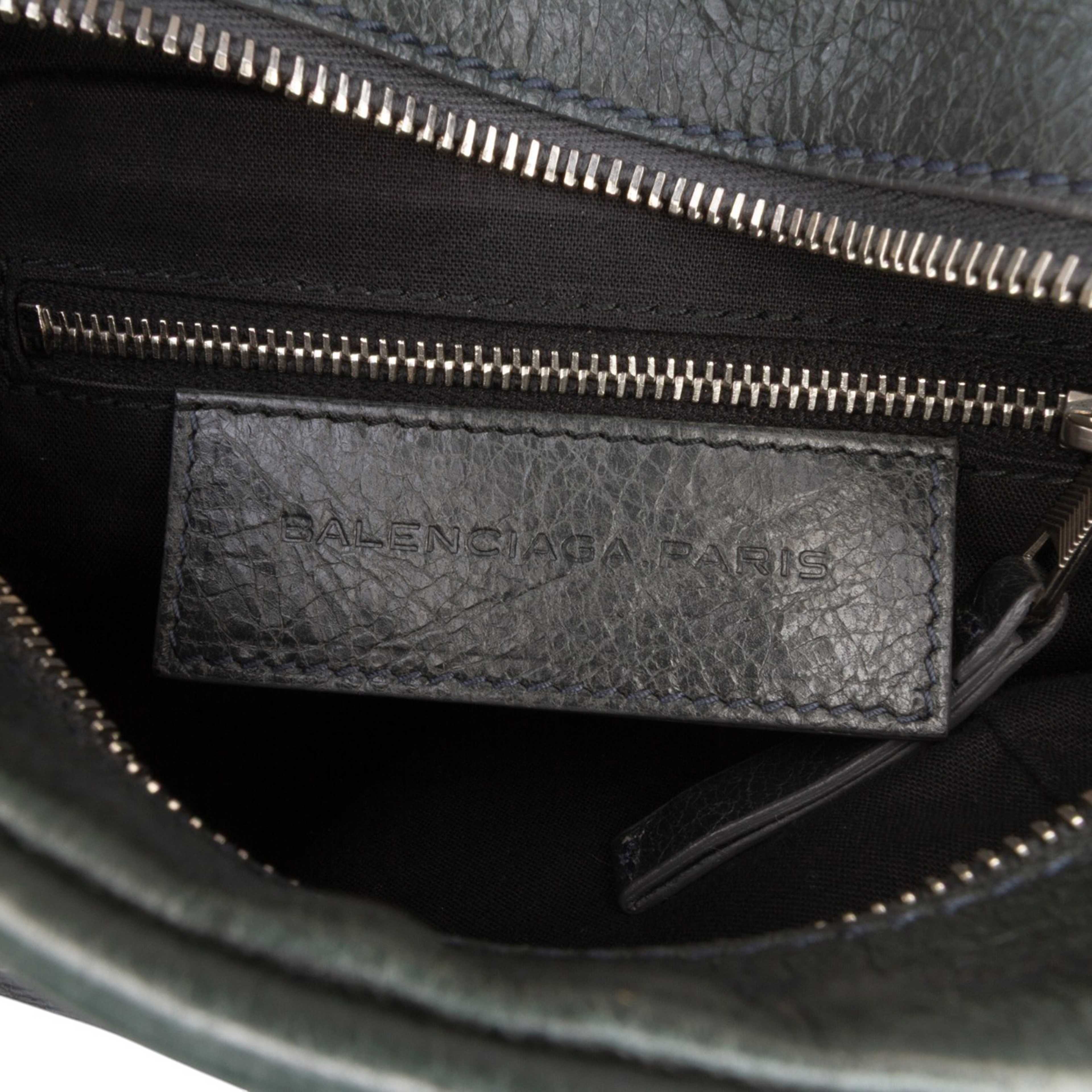 Balenciaga Lambskin Motocross Classic Reporter Crossbody, från Luxclusif, i färgen dark green. Klicka för att öppna bilden i stort format