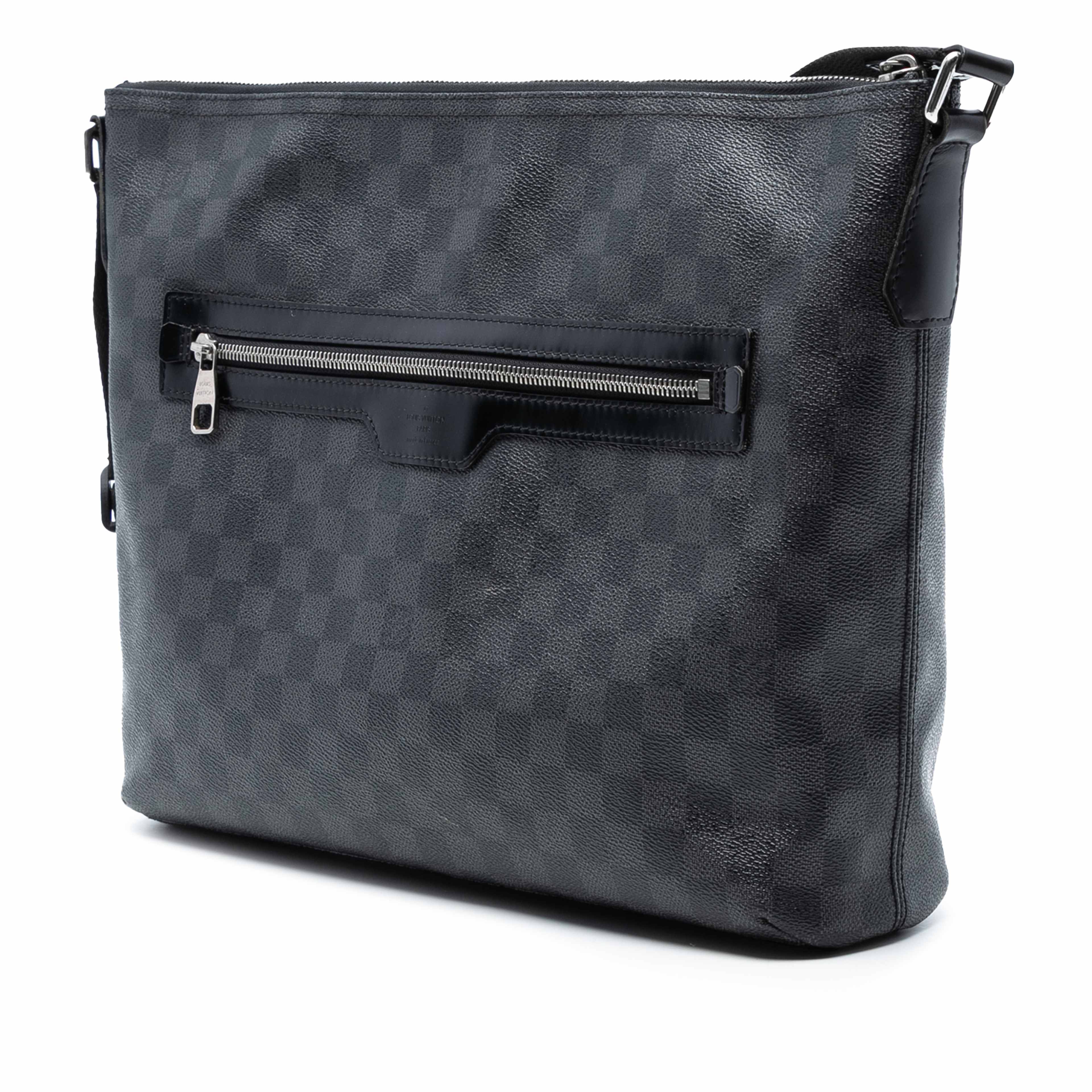 Louis Vuitton Damier Graphite Mick Mm, från Luxclusif, i färgen svart. Klicka för att öppna bilden i stort format