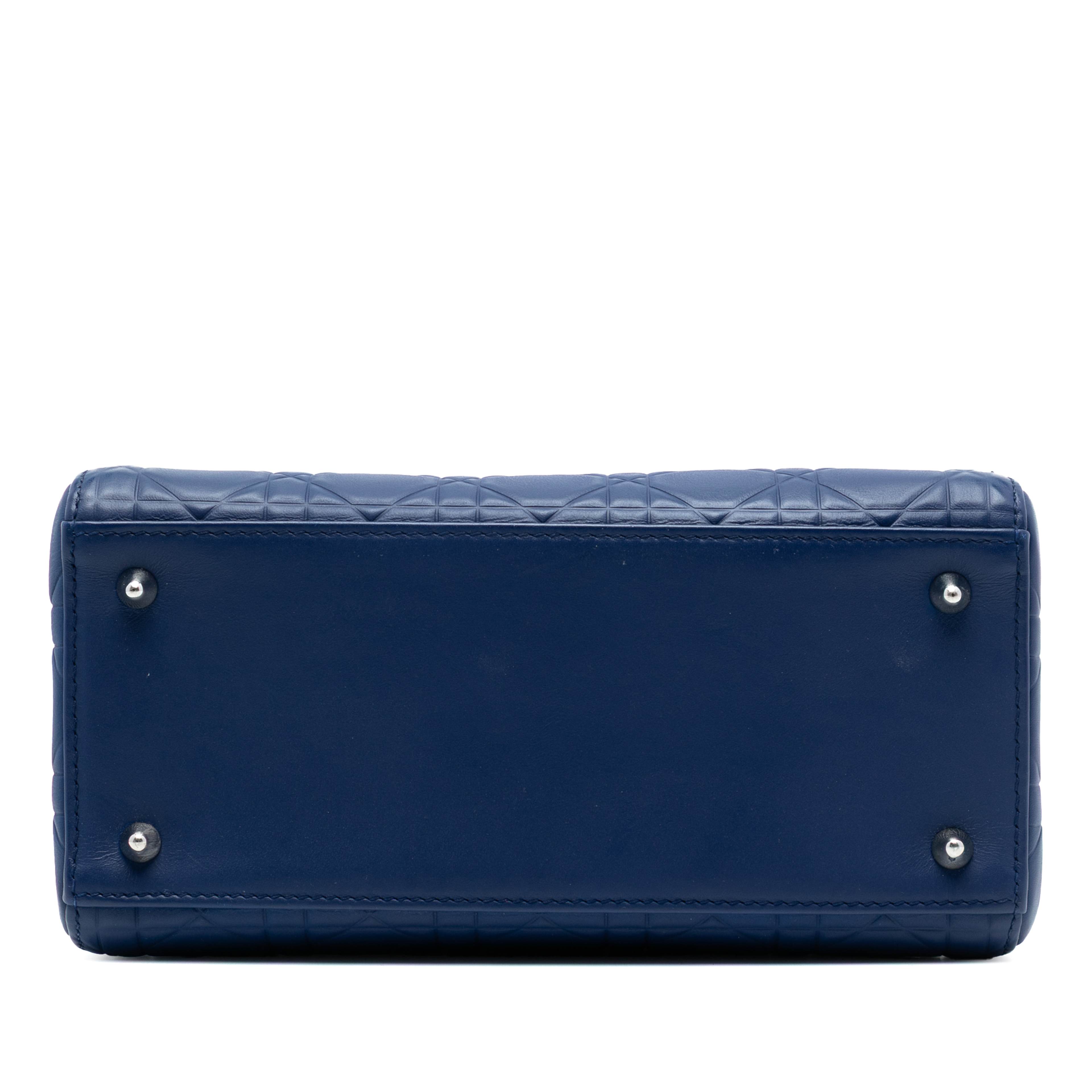 Dior Medium Ultra Matte Calfskin Cannage Embossed Lady Dior, från Luxclusif, i färgen blå. Klicka för att öppna bilden i stort format