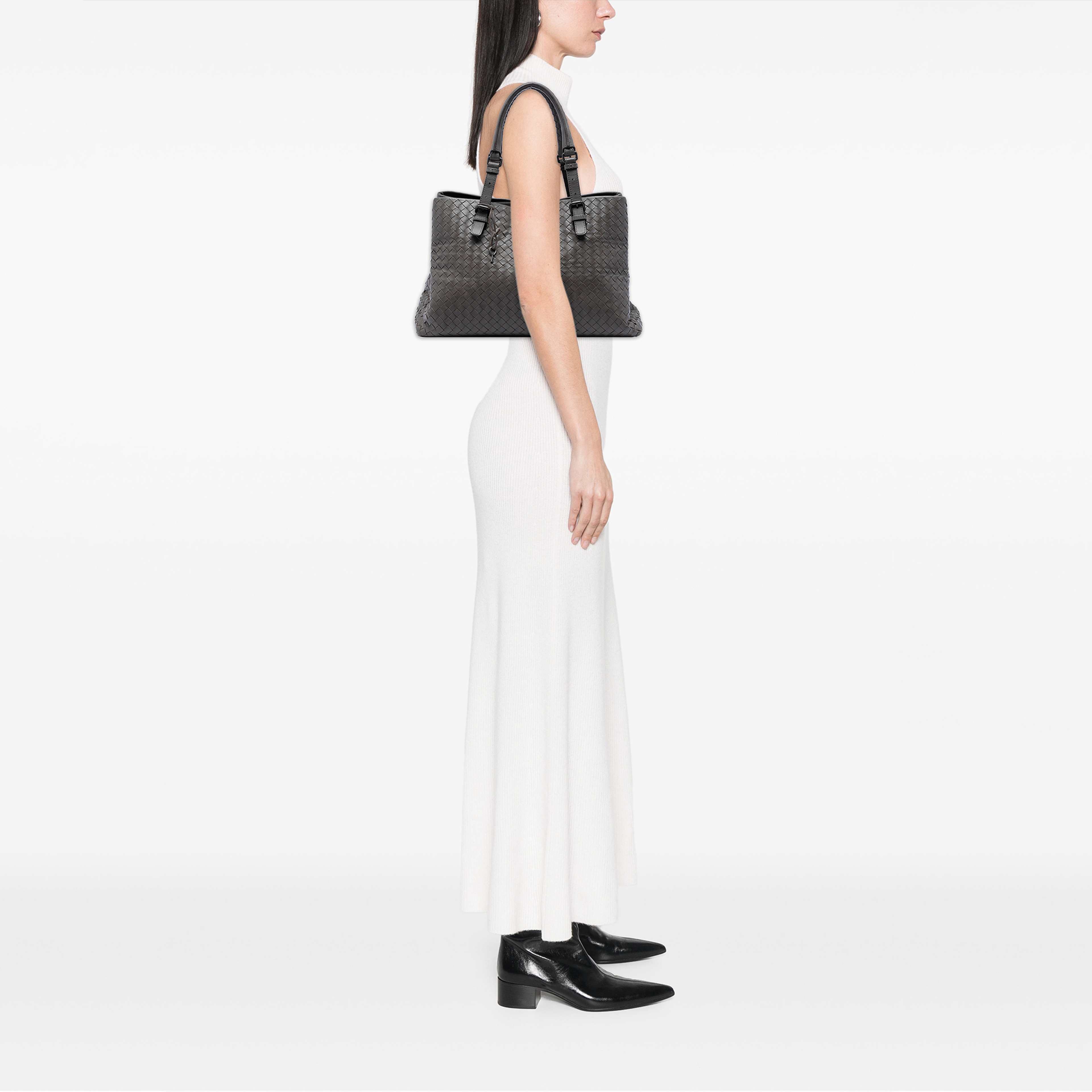 Bottega Veneta Medium Nappa Intrecciato Roma Tote, från Luxclusif, i färgen gray. Klicka för att öppna bilden i stort format