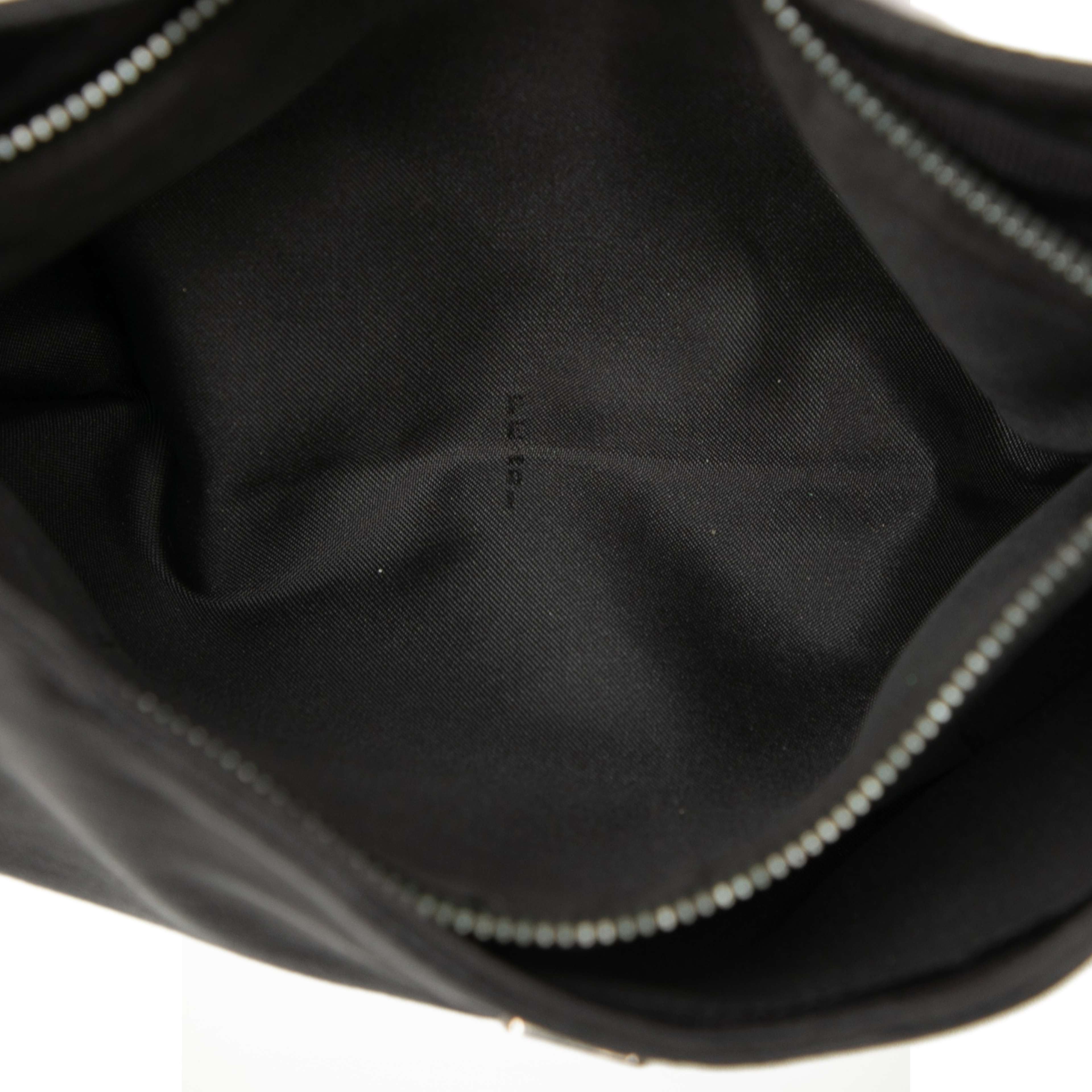 Fendi Ff Zebra Print Canvas Shoulder Bag, från Luxclusif, i färgen black. Klicka för att öppna bilden i stort format