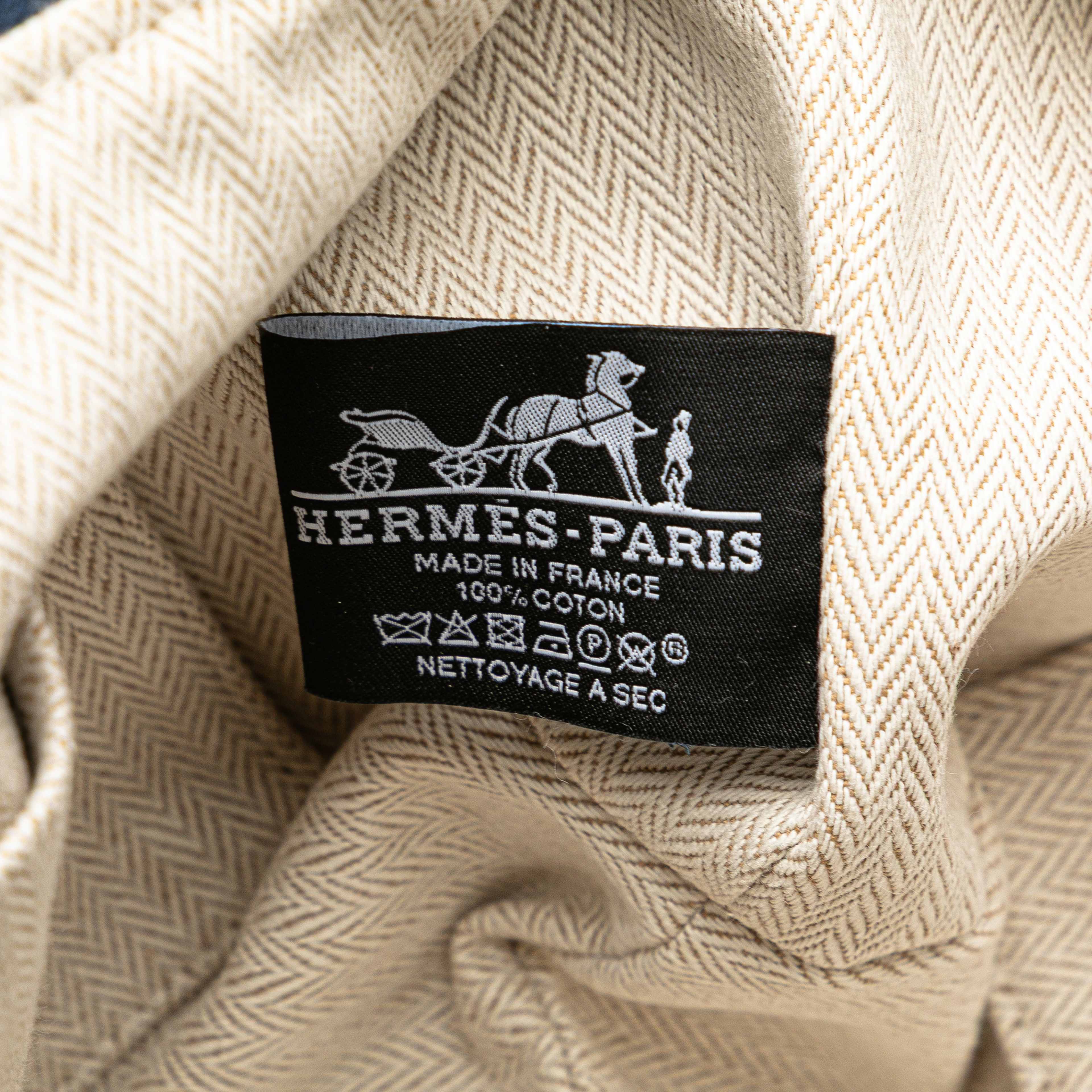 Hermès Small Canvas Bride A Brac Case, från Luxclusif, i färgen dark blue. Klicka för att öppna bilden i stort format