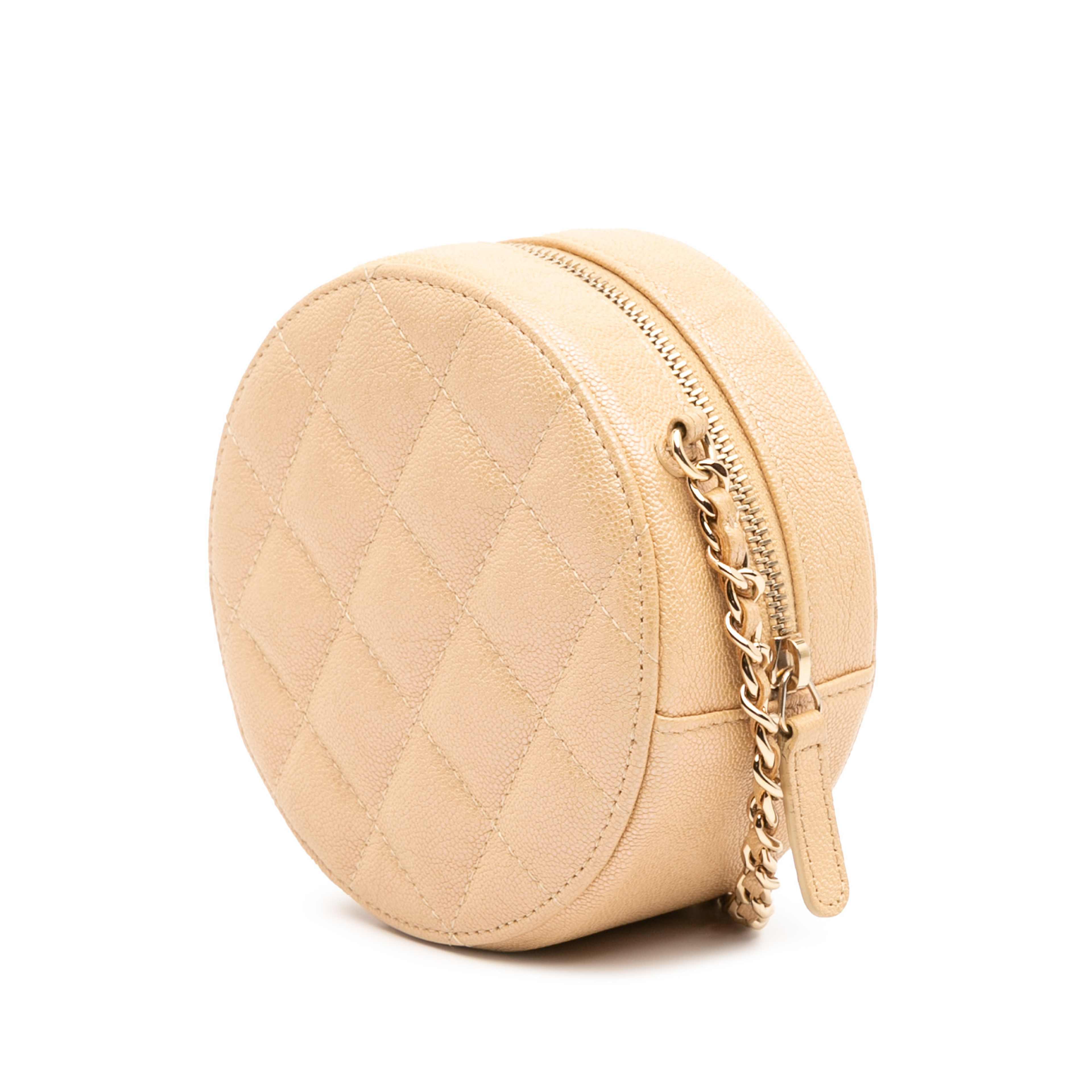 Chanel Quilted Caviar Round Clutch With Chain, från Luxclusif, i färgen beige. Klicka för att öppna bilden i stort format