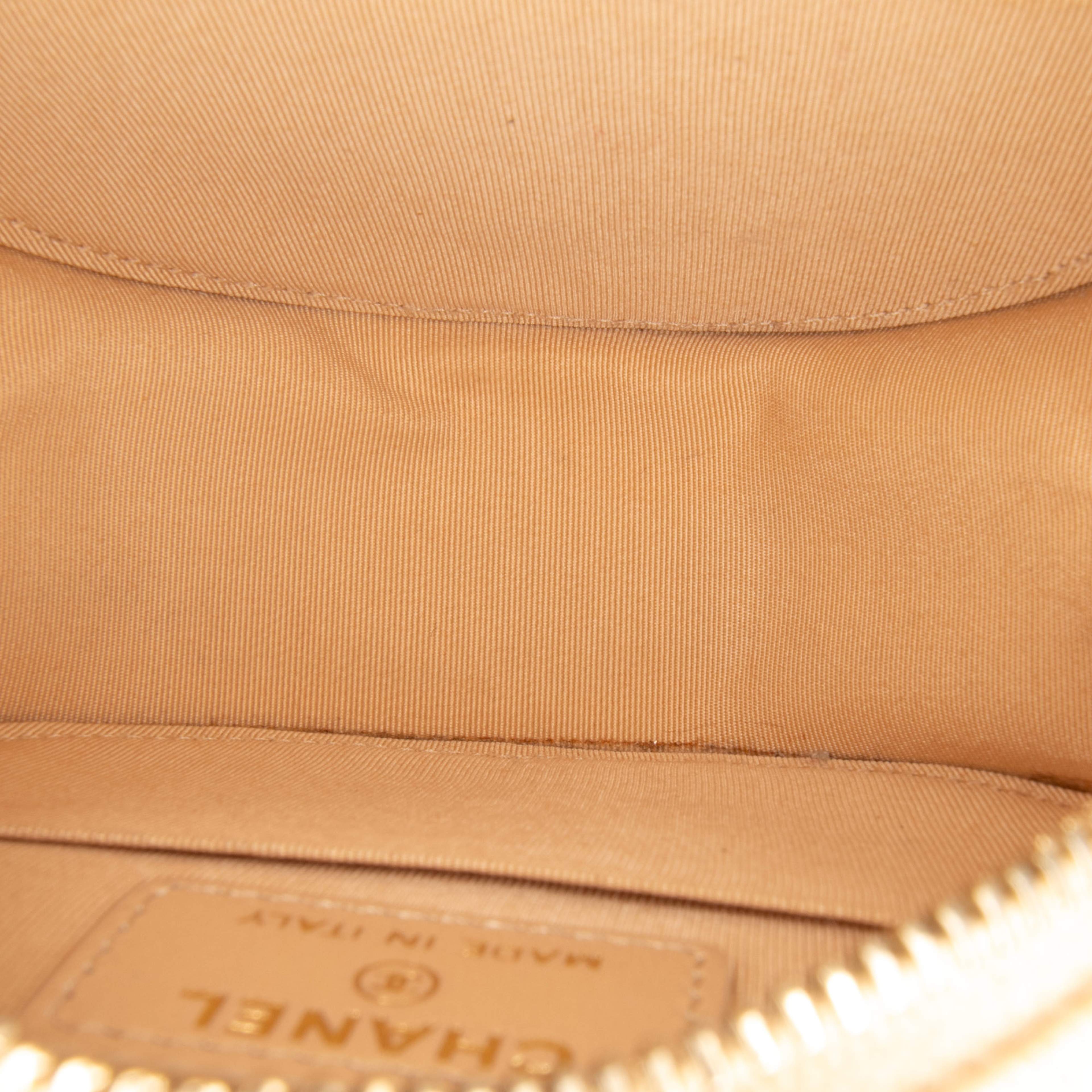 Chanel Quilted Caviar Round Clutch With Chain, från Luxclusif, i färgen beige. Klicka för att öppna bilden i stort format