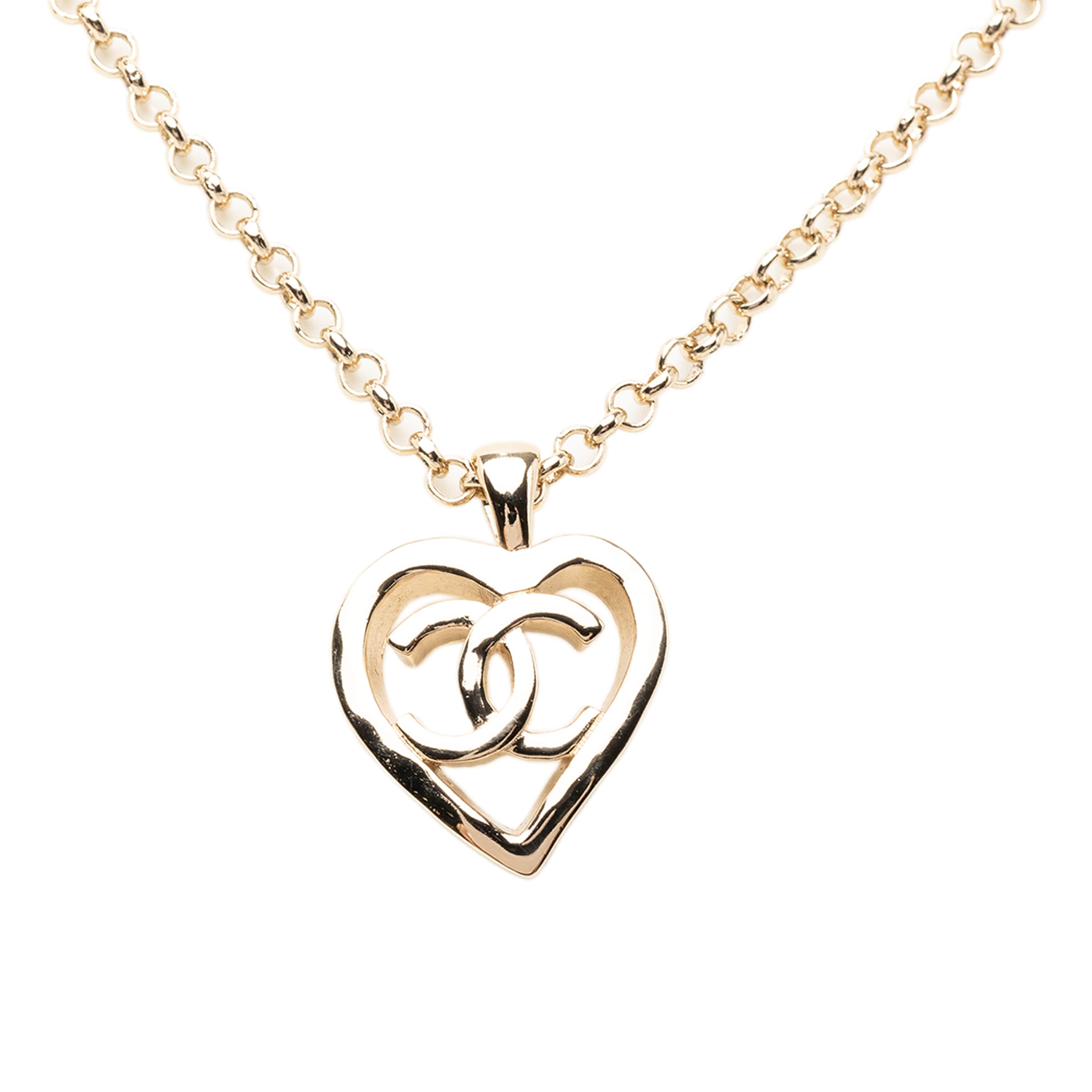 Chanel Cc Gold Plated Heart Pendant Necklace, från Luxclusif, i färgen guld. Klicka för att öppna bilden i stort format