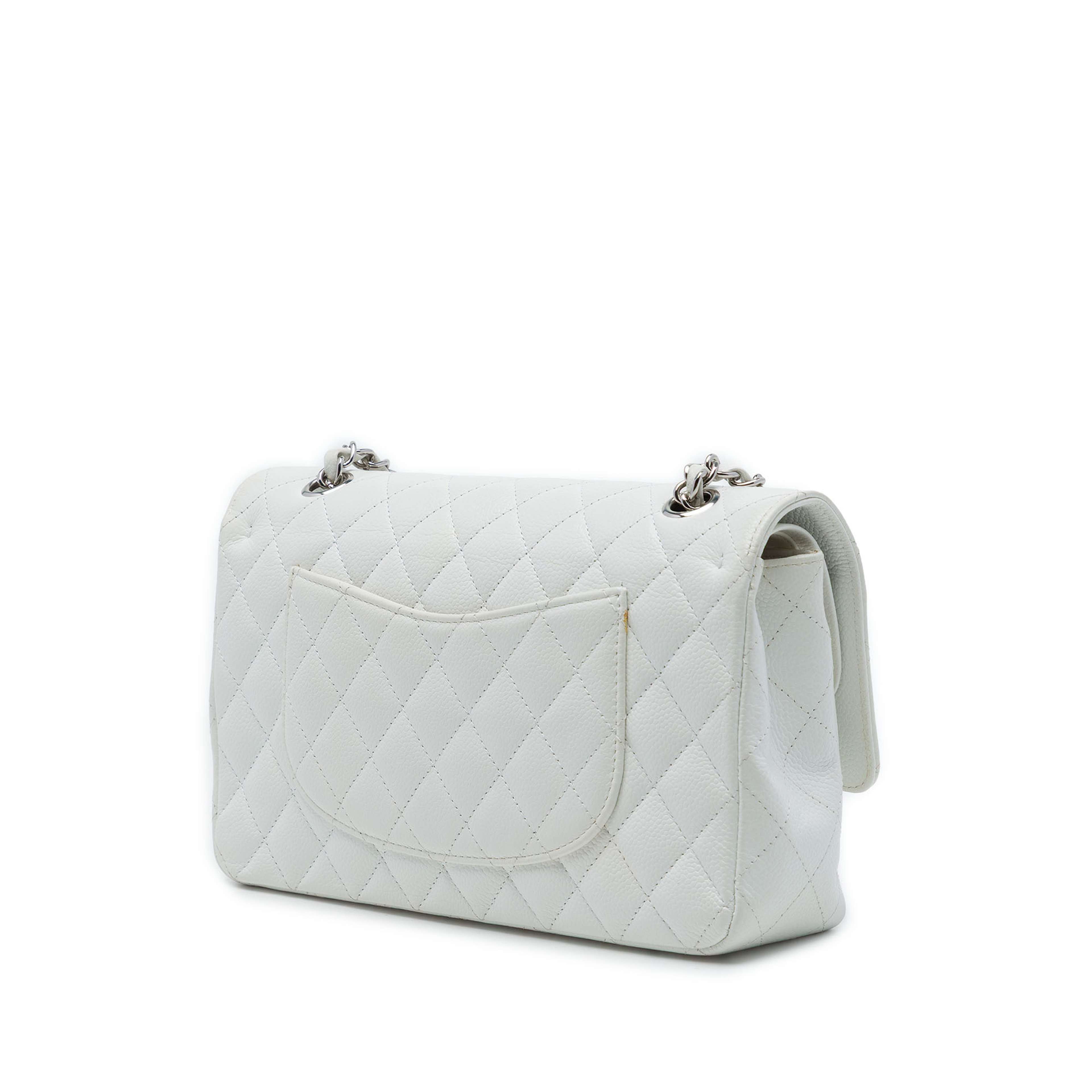 Chanel Medium Classic Caviar Double Flap, från Luxclusif, i färgen vit. Klicka för att öppna bilden i stort format