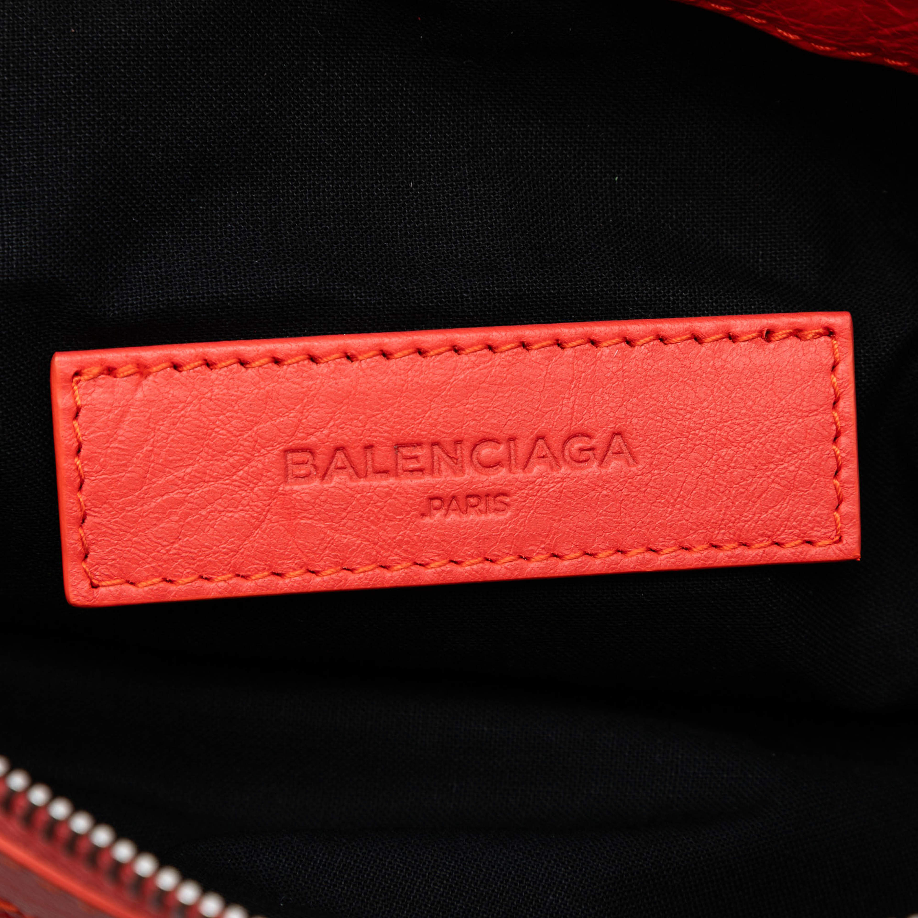Balenciaga Lambskin Motocross Classic Clip M Clutch, från Luxclusif, i färgen red orange. Klicka för att öppna bilden i stort format