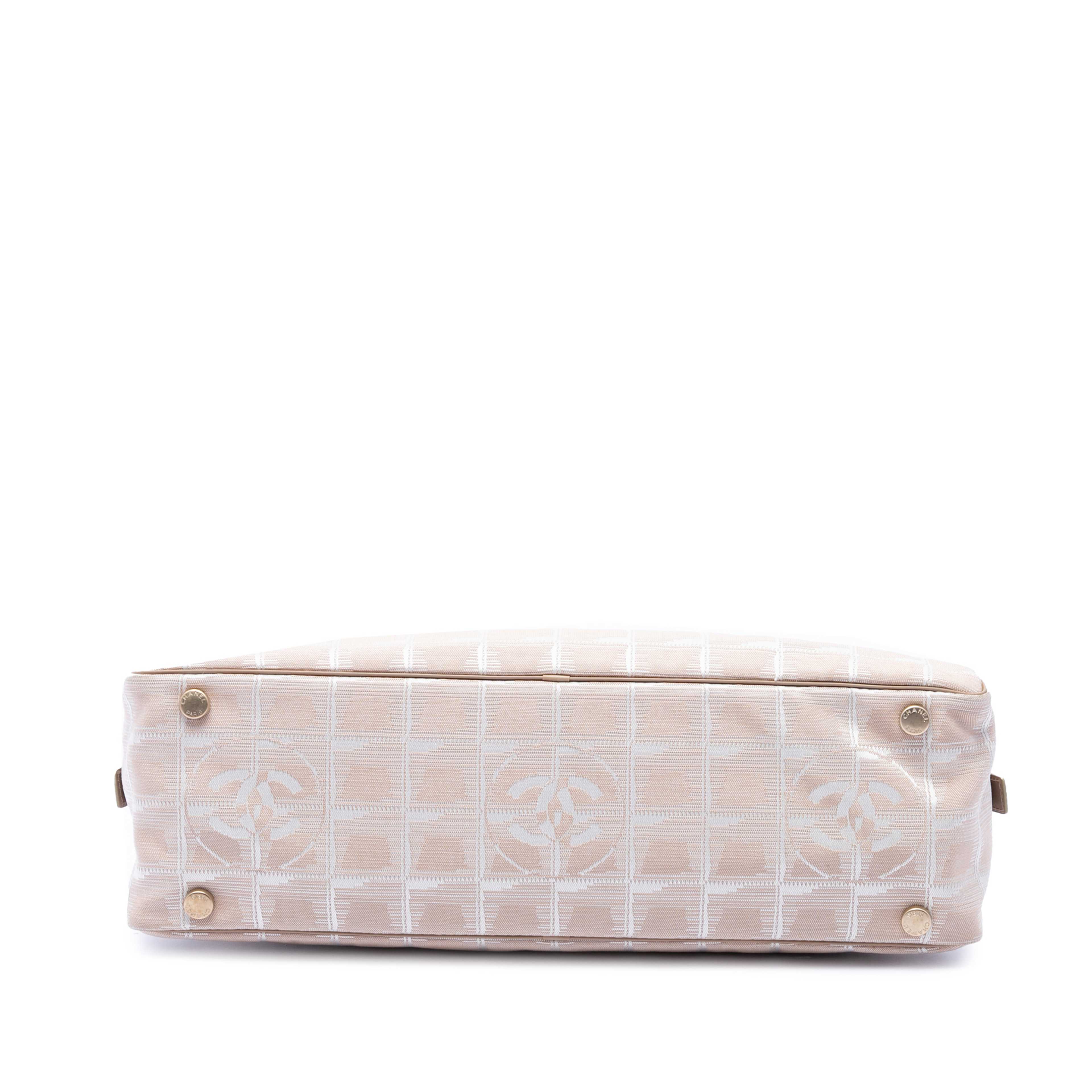 Chanel New Travel Line Nylon Handbag, från Luxclusif, i färgen beige. Klicka för att öppna bilden i stort format