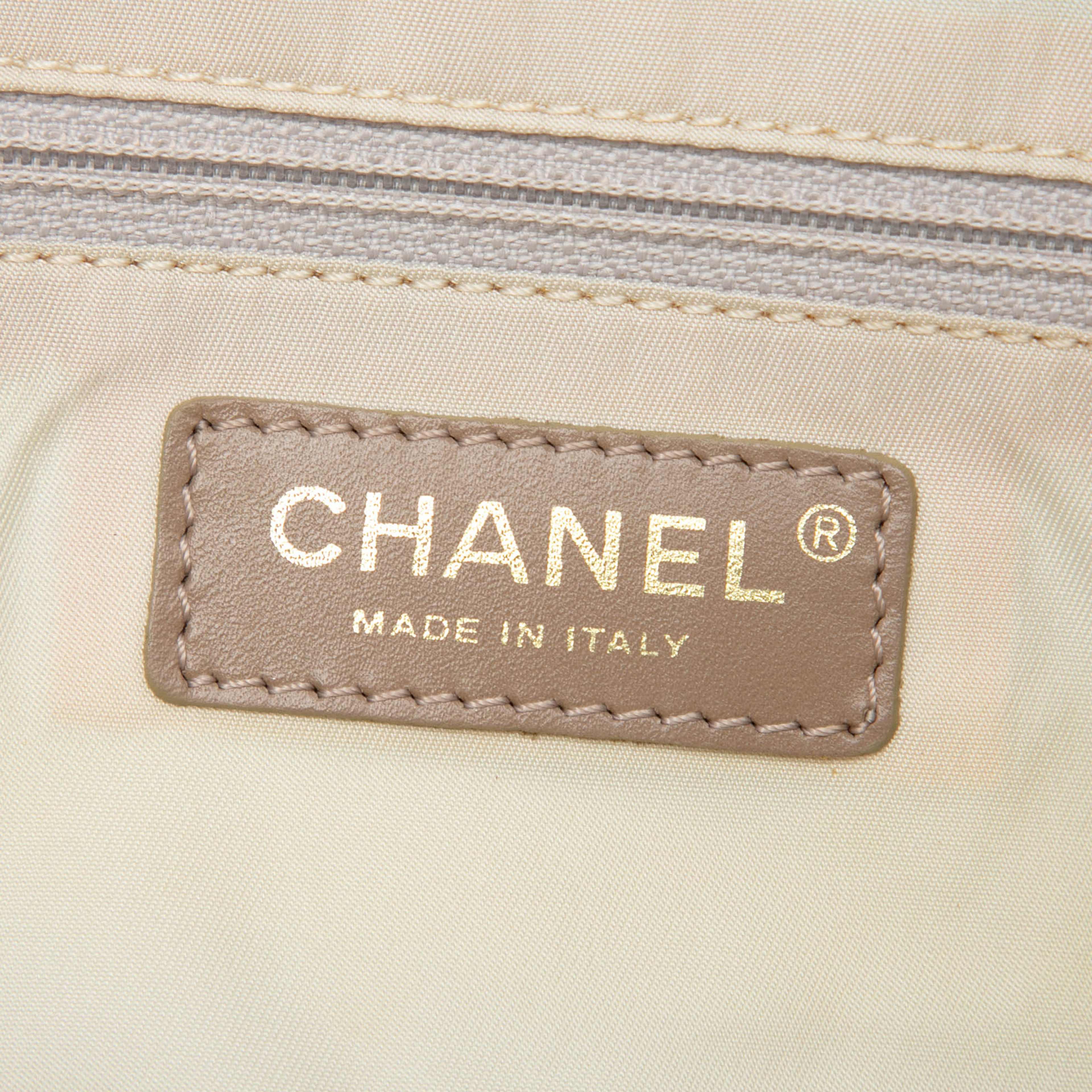 Chanel New Travel Line Nylon Handbag, från Luxclusif, i färgen beige. Klicka för att öppna bilden i stort format