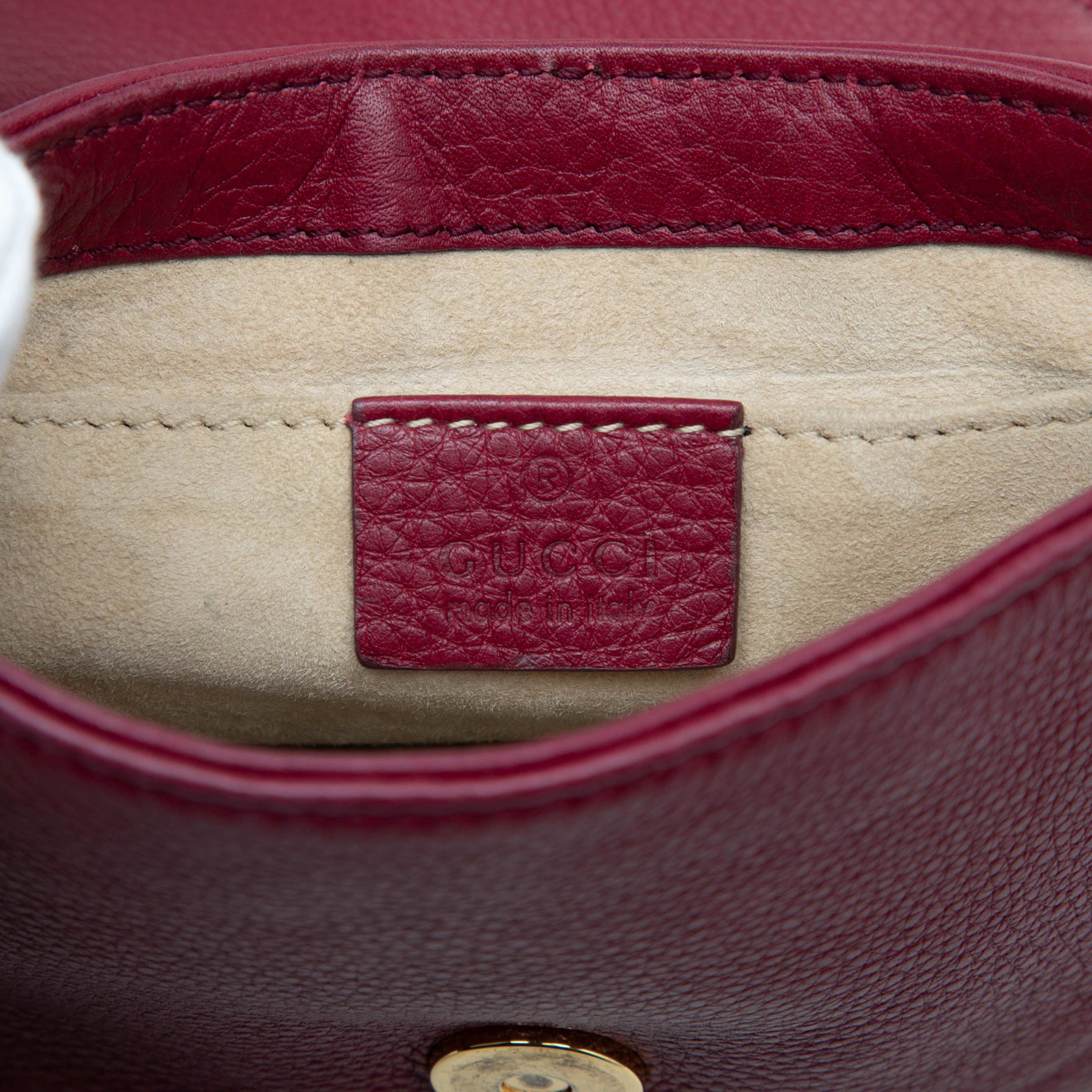 Gucci Small Calfskin 1973 Chain Crossbody, från Luxclusif, i färgen röd. Klicka för att öppna bilden i stort format