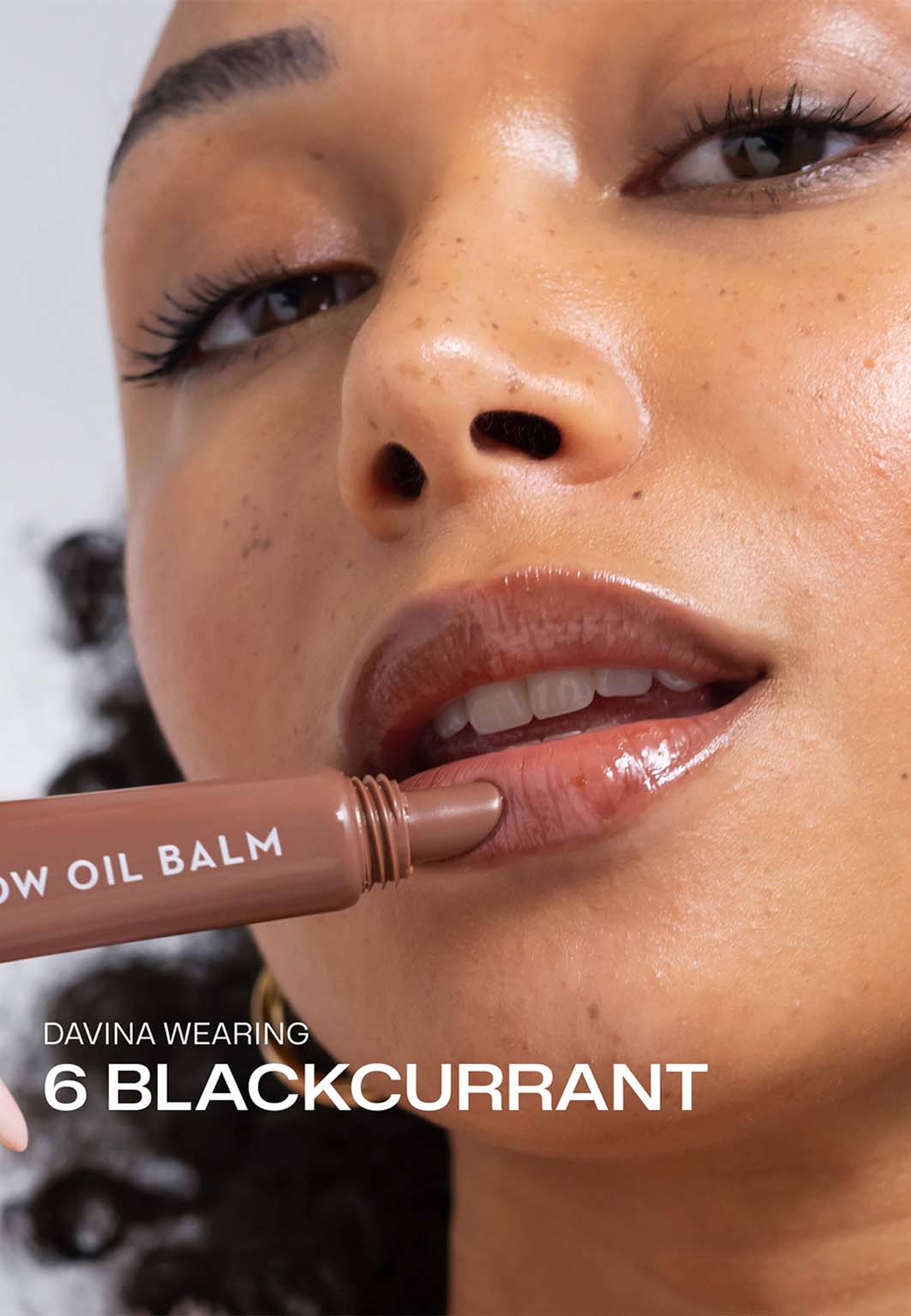 Lip Glow Oil Balm, från Lumene, i färgen Blackcurrant. Klicka för att öppna bilden i stort format
