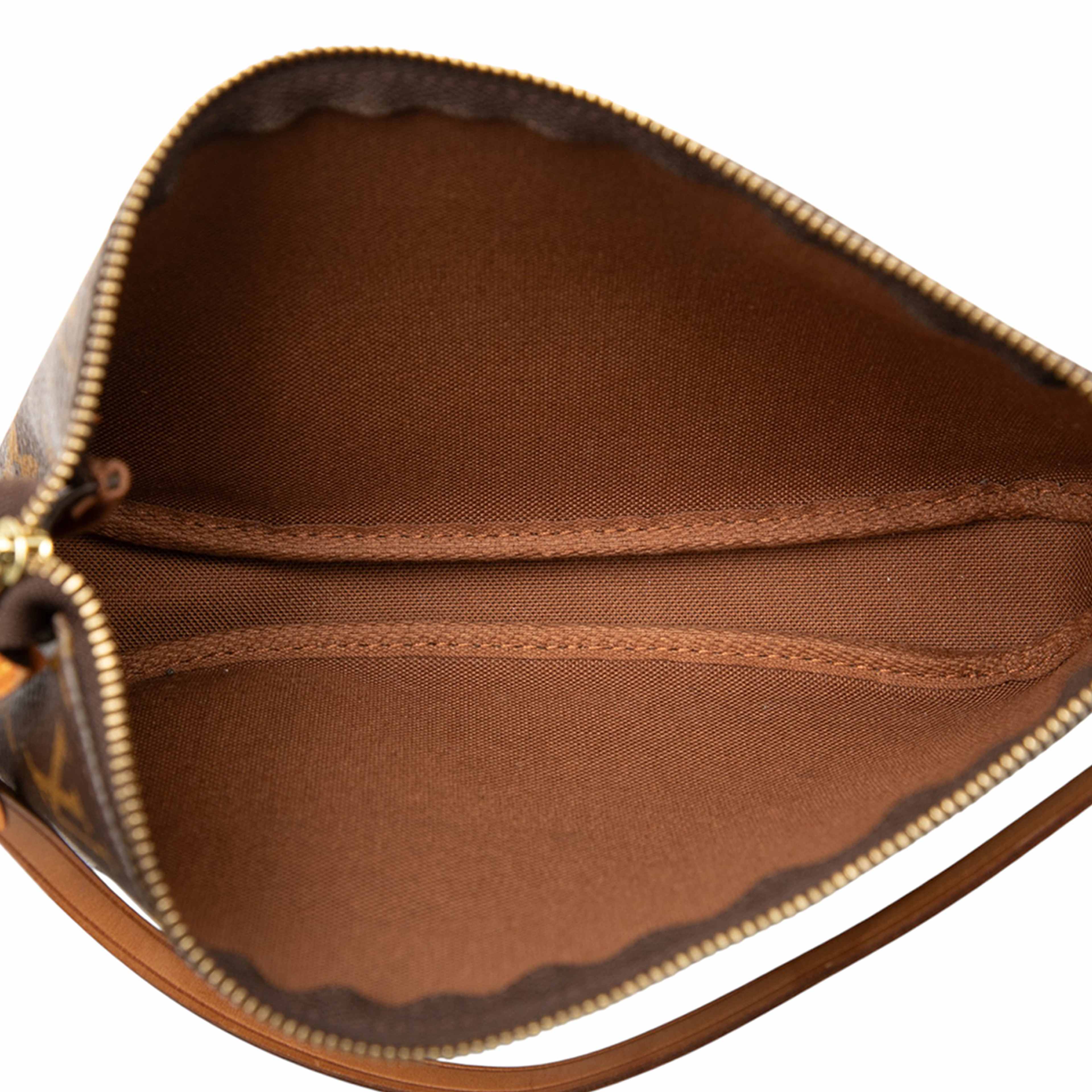 Louis Vuitton Monogram Pochette Accessoires, från Luxclusif, i färgen brown. Klicka för att öppna bilden i stort format