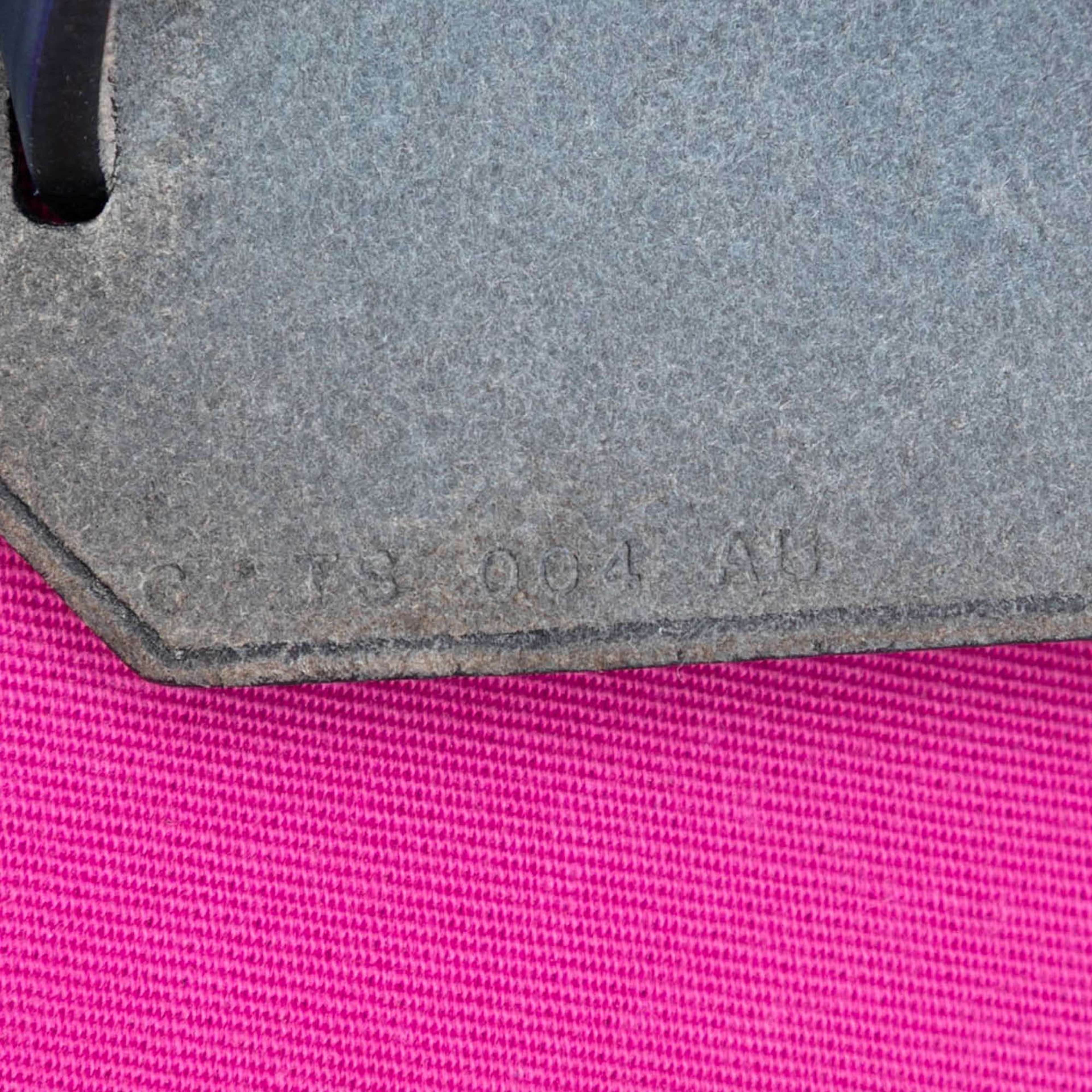 Hermès Toile Herbag Zip 31, från Luxclusif, i färgen hot pink. Klicka för att öppna bilden i stort format