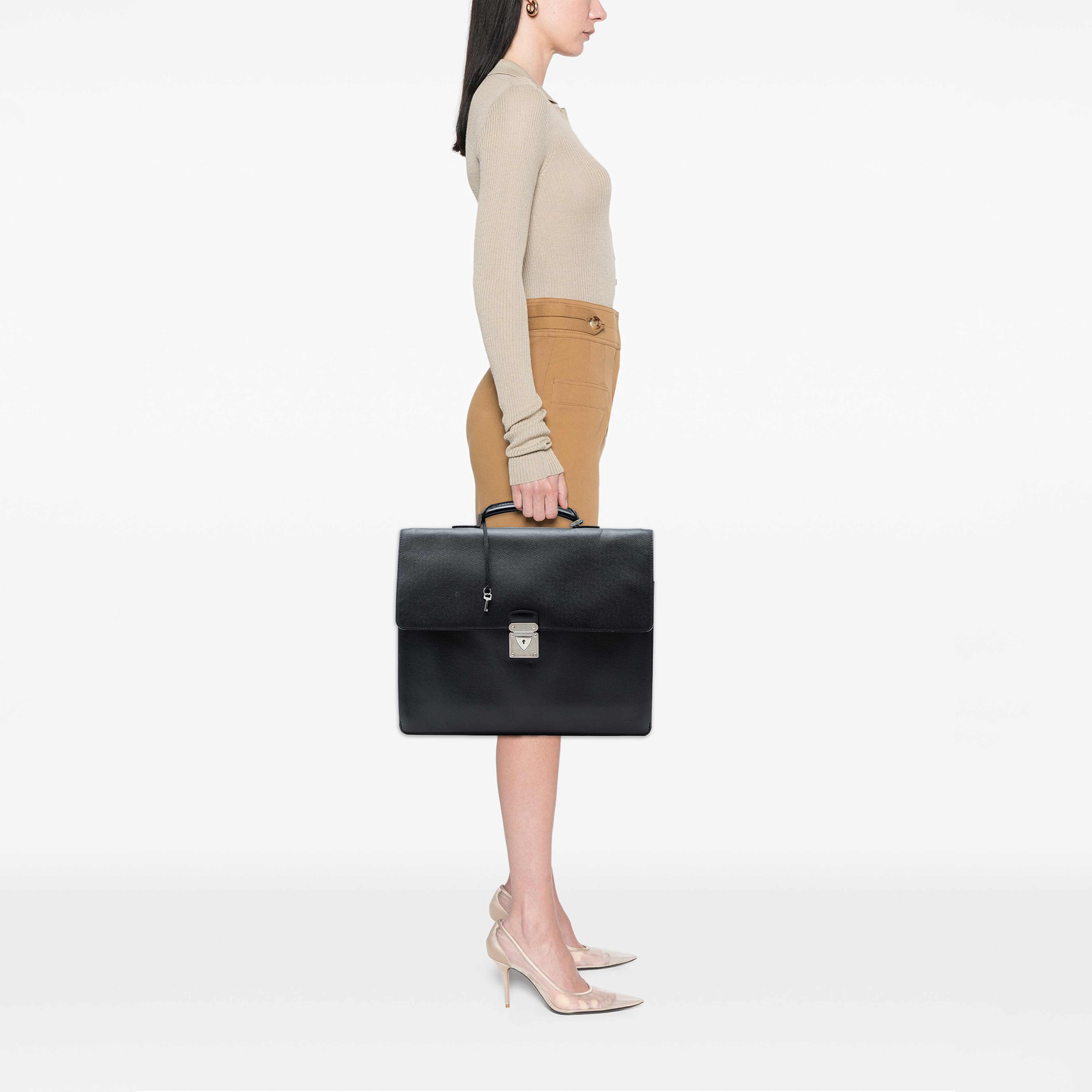 Louis Vuitton Taiga Laguito, från Luxclusif, i färgen svart. Klicka för att öppna bilden i stort format