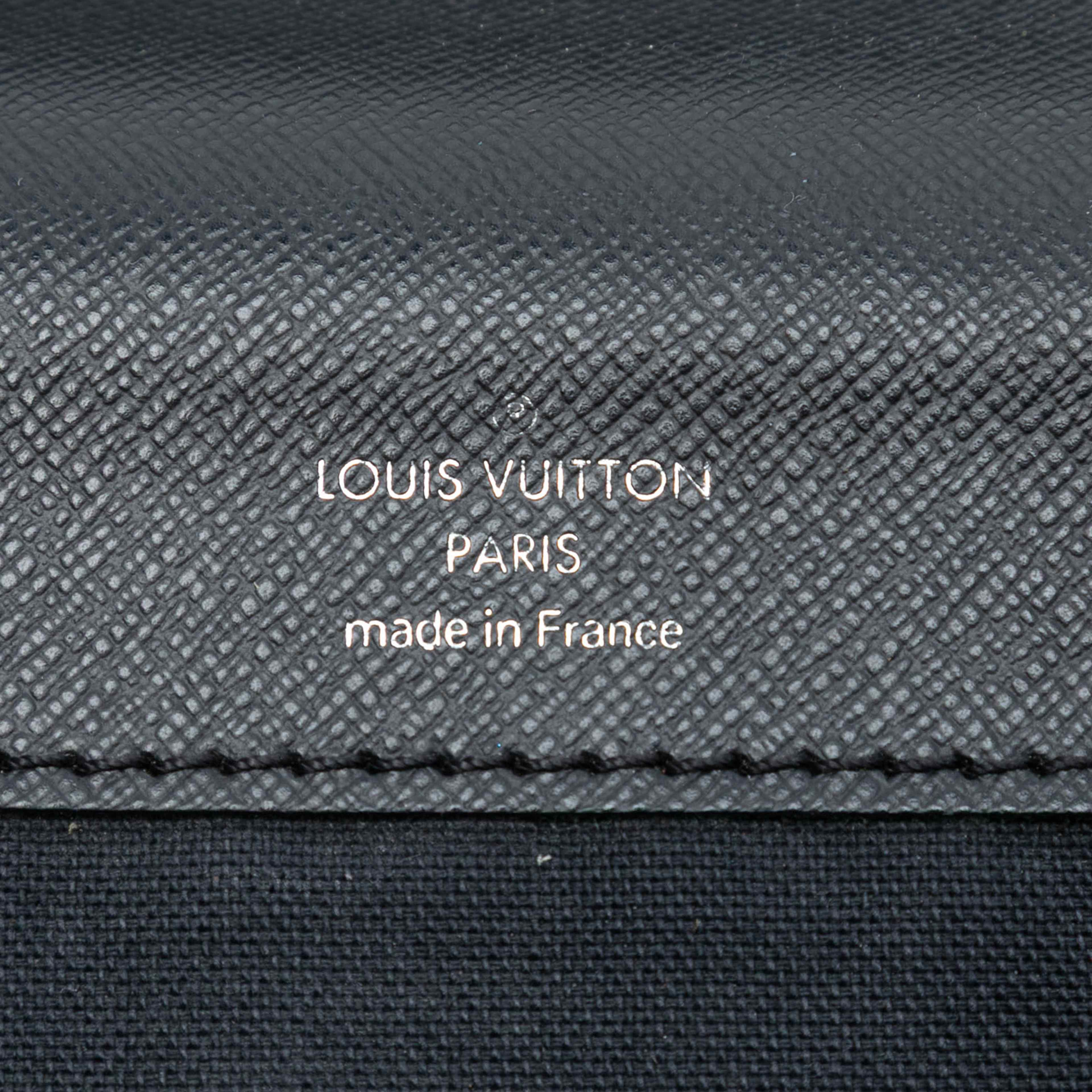 Louis Vuitton Taiga Laguito, från Luxclusif, i färgen black. Klicka för att öppna bilden i stort format