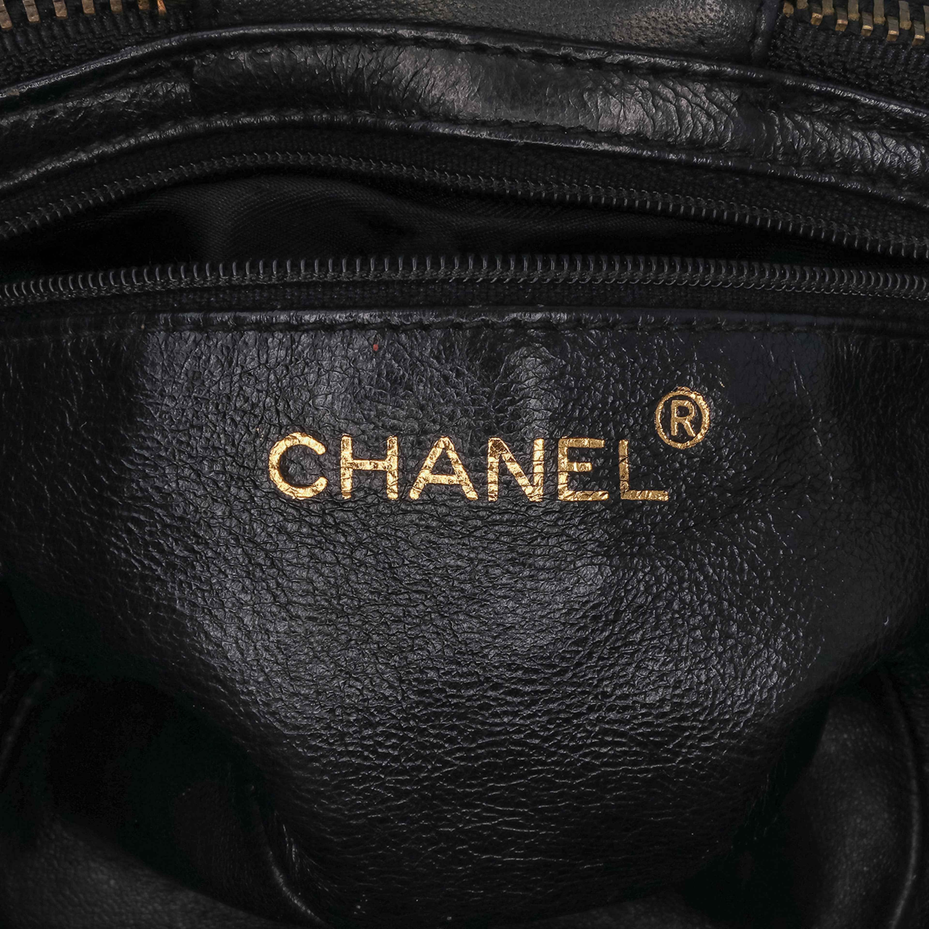 Chanel Quilted Lambskin Tassel Vanity Case, från Luxclusif, i färgen black.