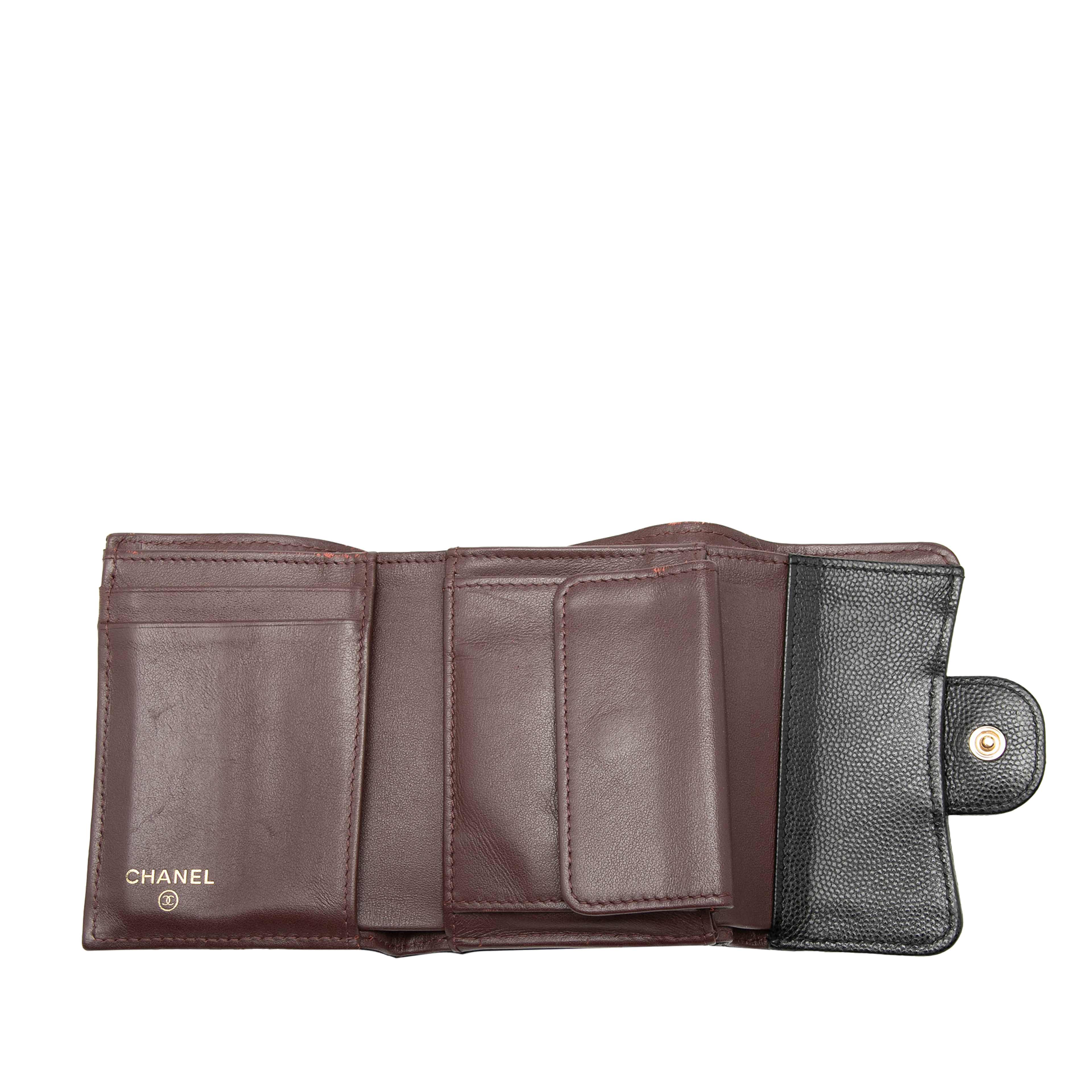 Chanel Cc Quilted Caviar Trifold Wallet, från Luxclusif, i färgen black. Klicka för att öppna bilden i stort format