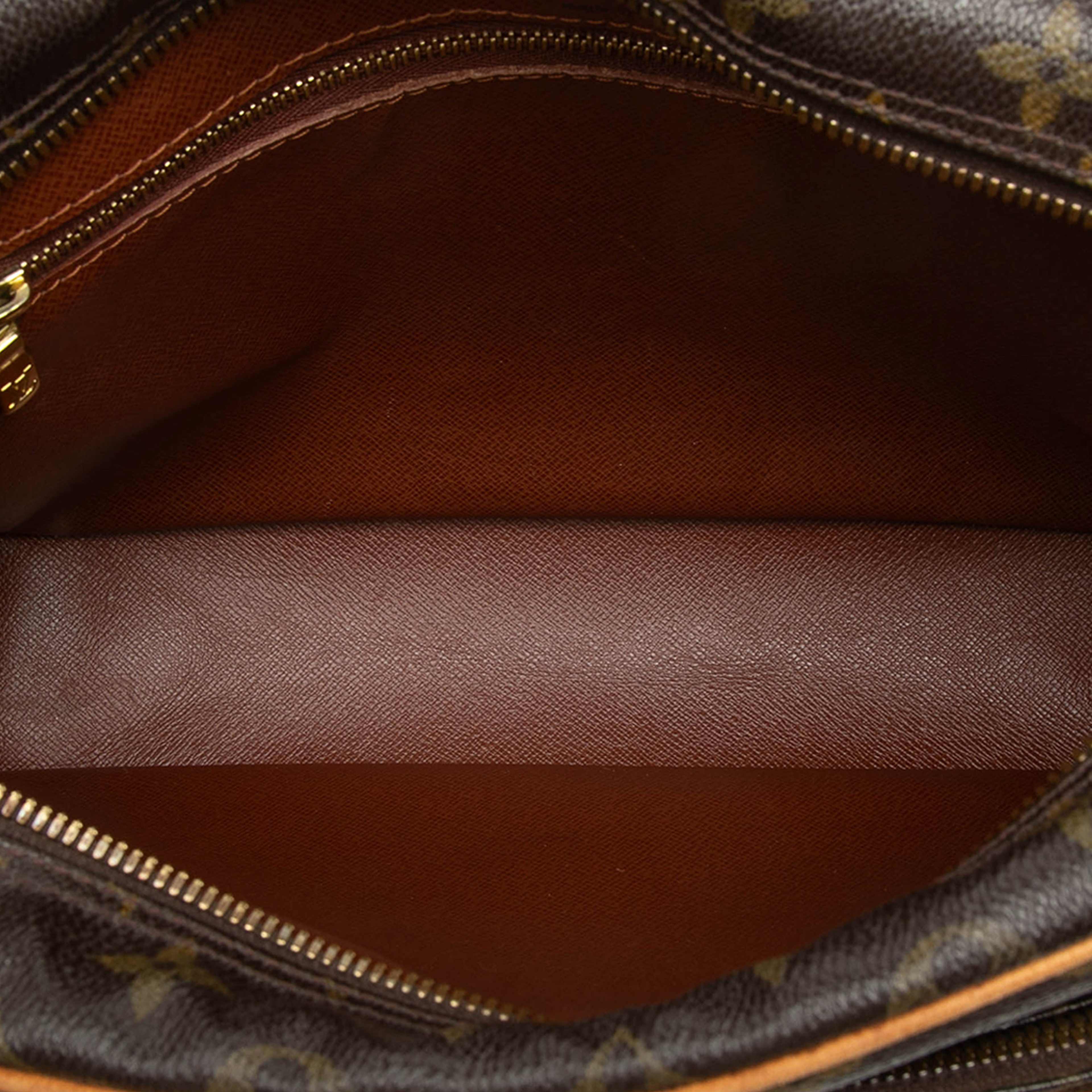 Louis Vuitton Monogram Nil Crossbody, från Luxclusif, i färgen brown. Klicka för att öppna bilden i stort format