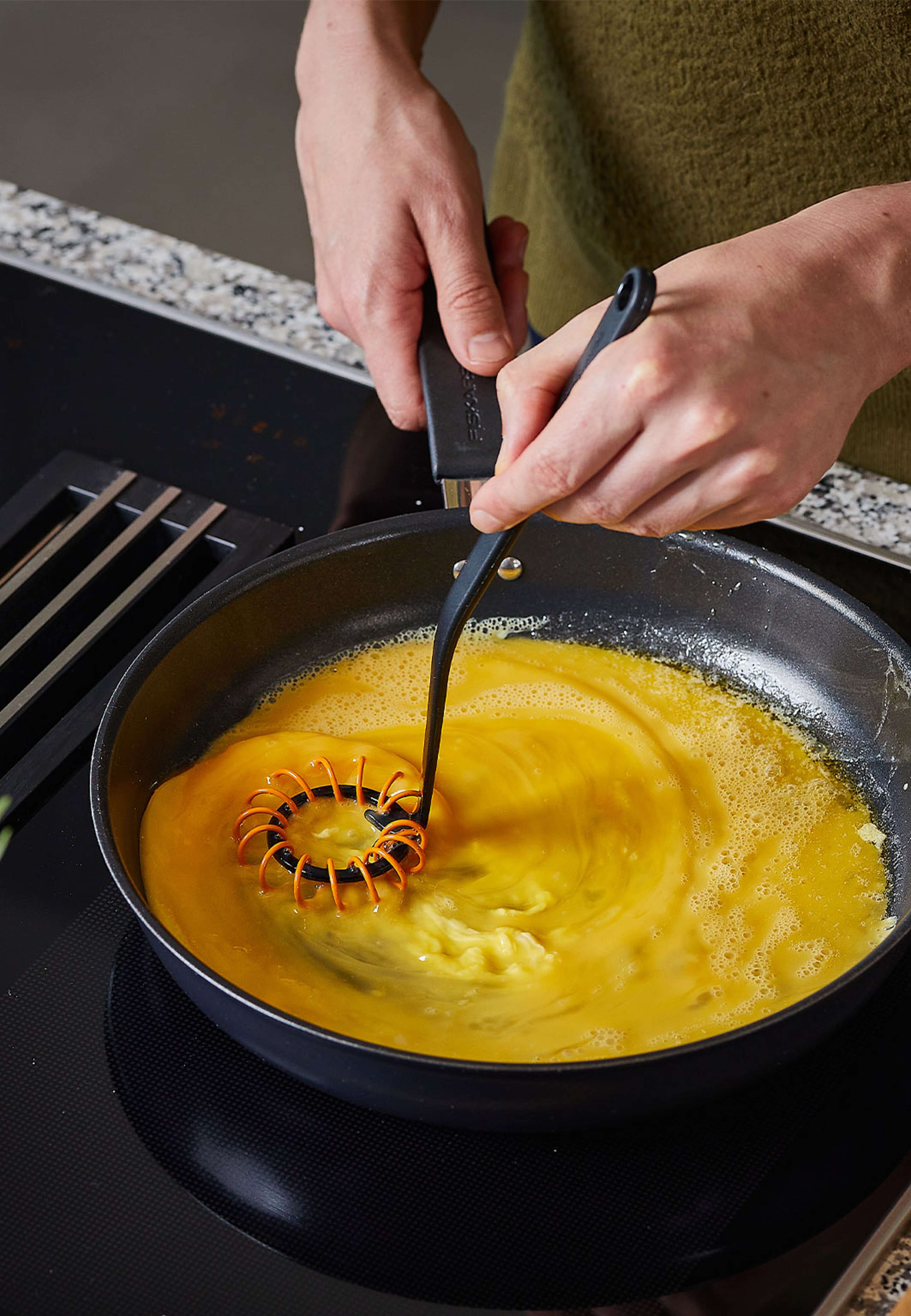 Spiralvisp FF, från Fiskars, i färgen Svart/Orange. Klicka för att öppna bilden i stort format