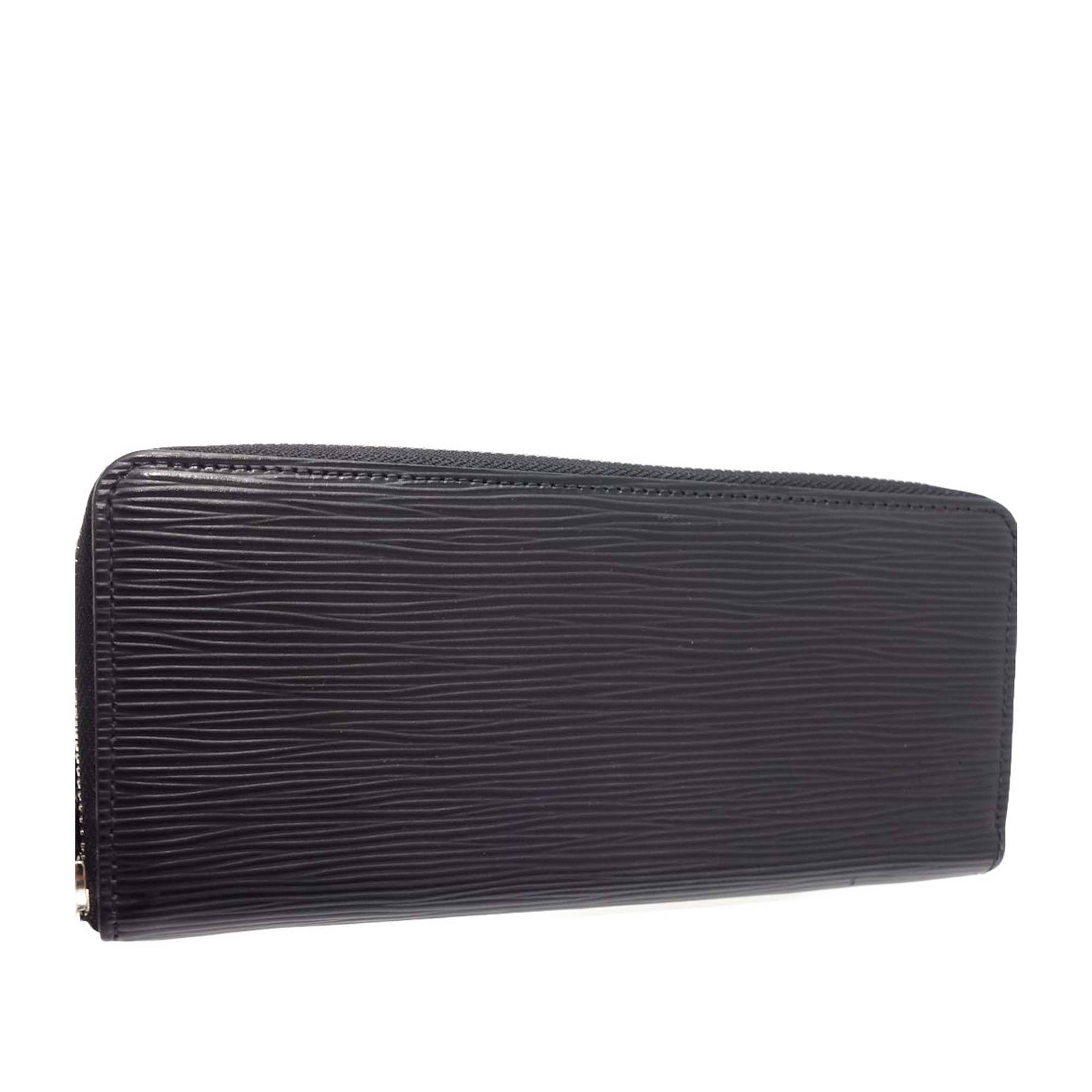 Louis Vuitton Epi Clemence Wallet, från Luxclusif, i färgen black. Klicka för att öppna bilden i stort format