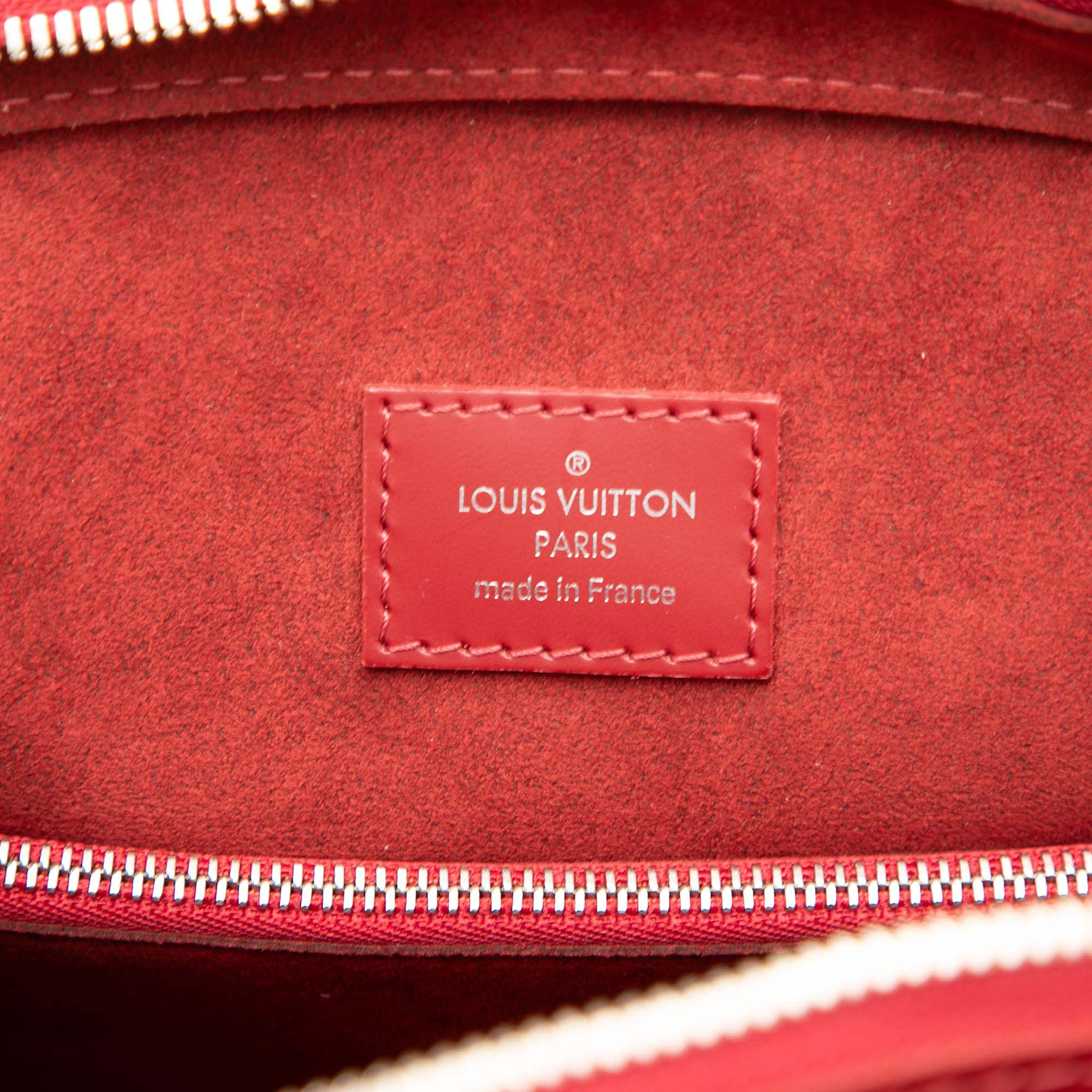 Louis Vuitton Epi Pont Neuf Pm, från Luxclusif, i färgen red. Klicka för att öppna bilden i stort format