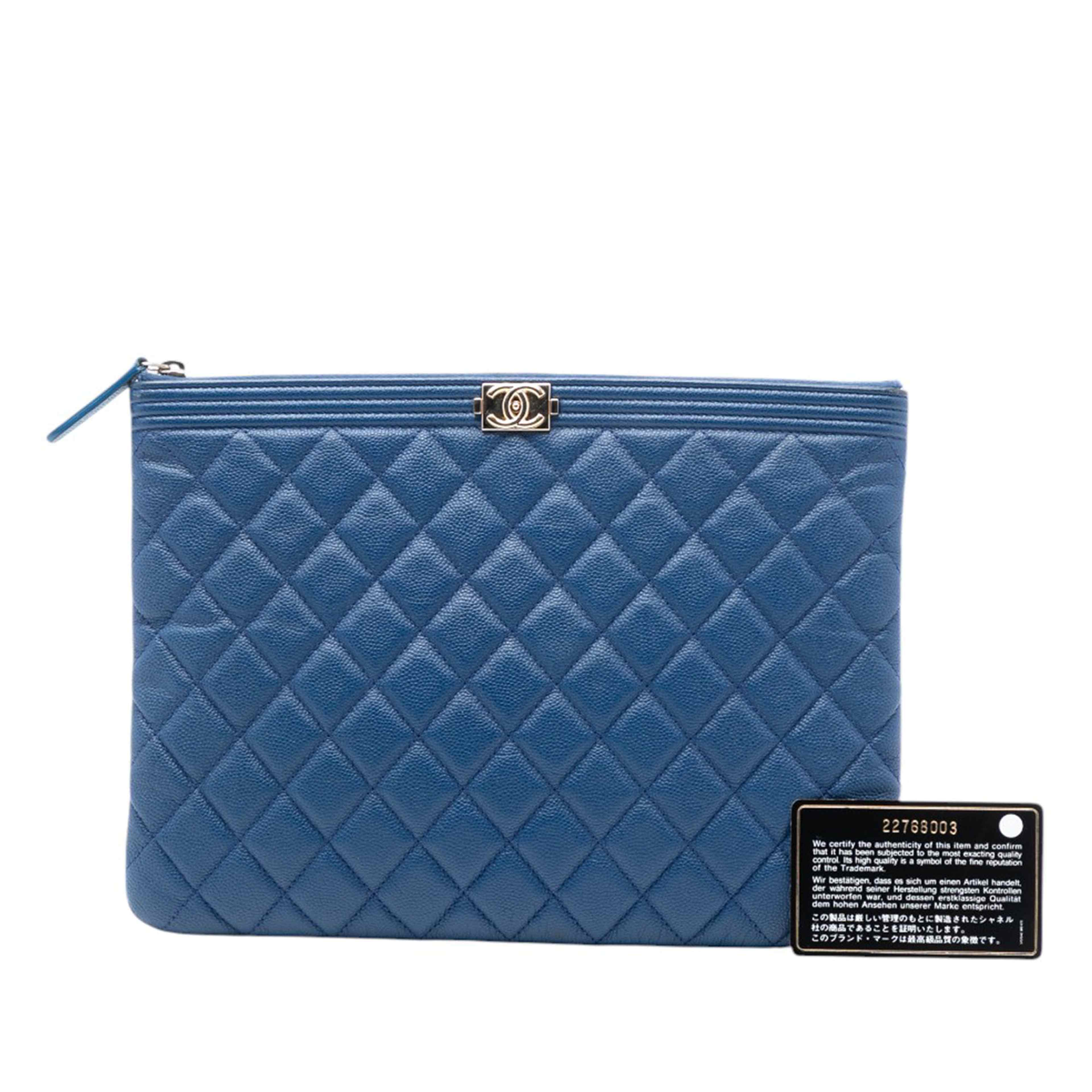 Chanel Medium Quilted Caviar Boy O Case Clutch, från Luxclusif, i färgen blå. Klicka för att öppna bilden i stort format