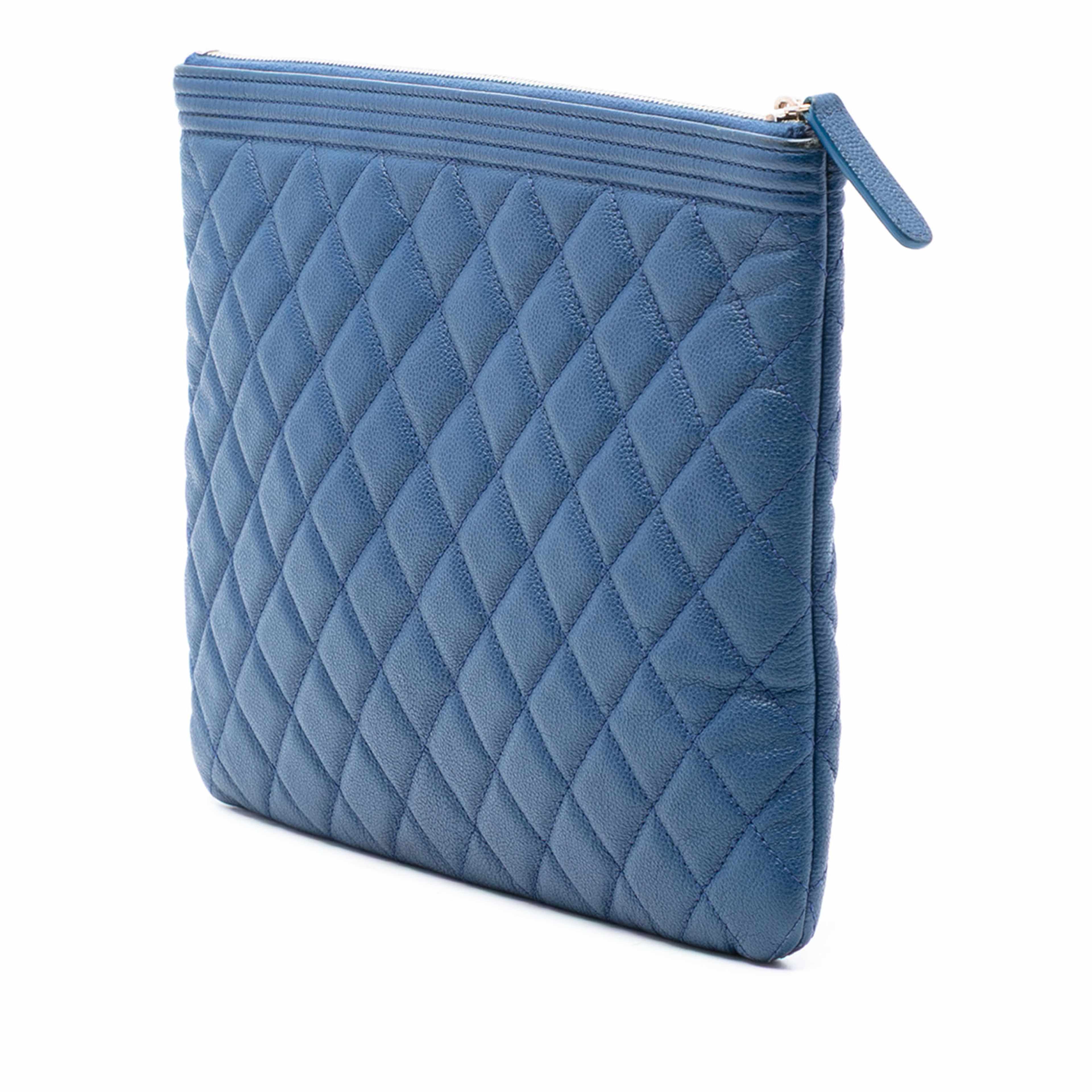 Chanel Medium Quilted Caviar Boy O Case Clutch, från Luxclusif, i färgen blå. Klicka för att öppna bilden i stort format