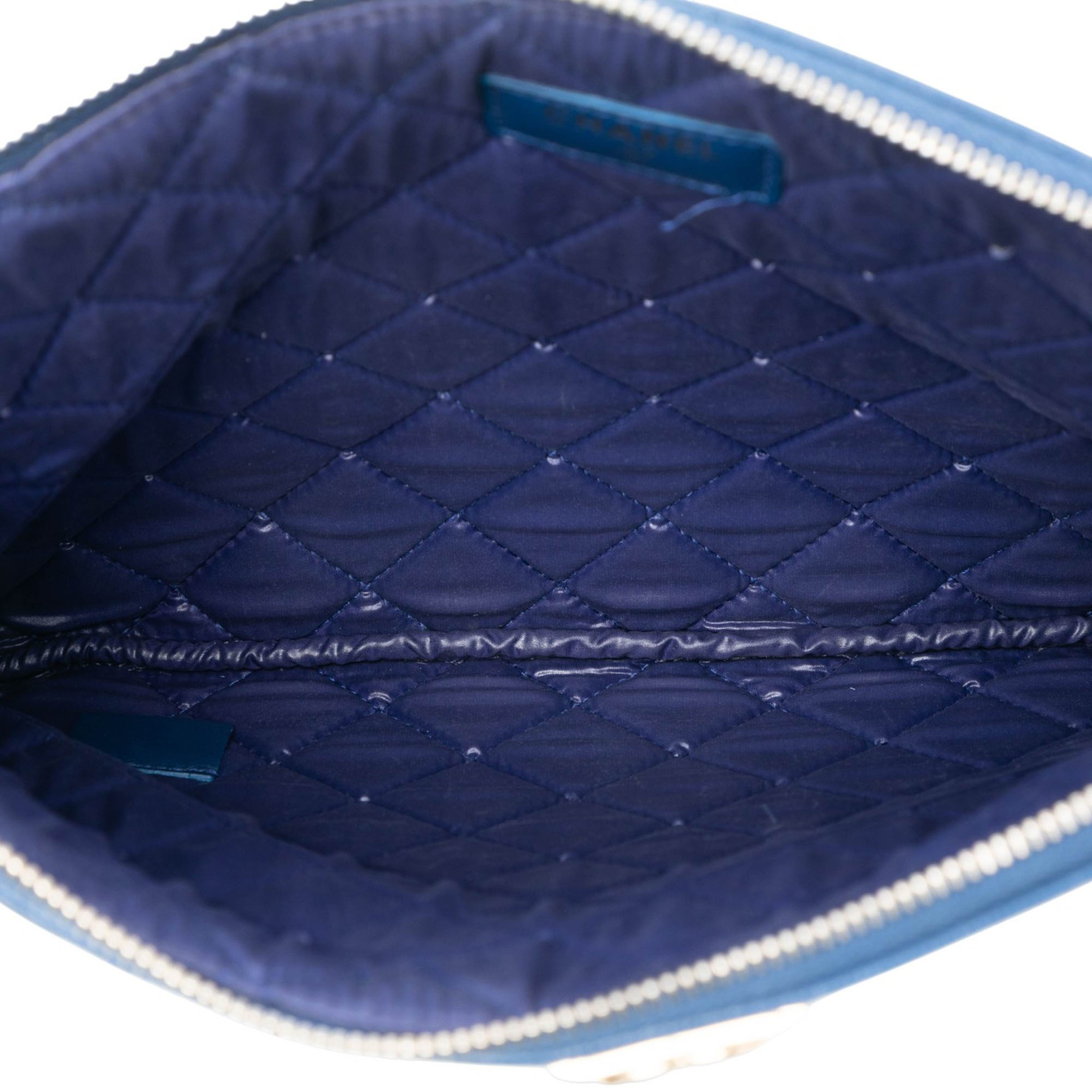 Chanel Medium Quilted Caviar Boy O Case Clutch, från Luxclusif, i färgen dark blue. Klicka för att öppna bilden i stort format