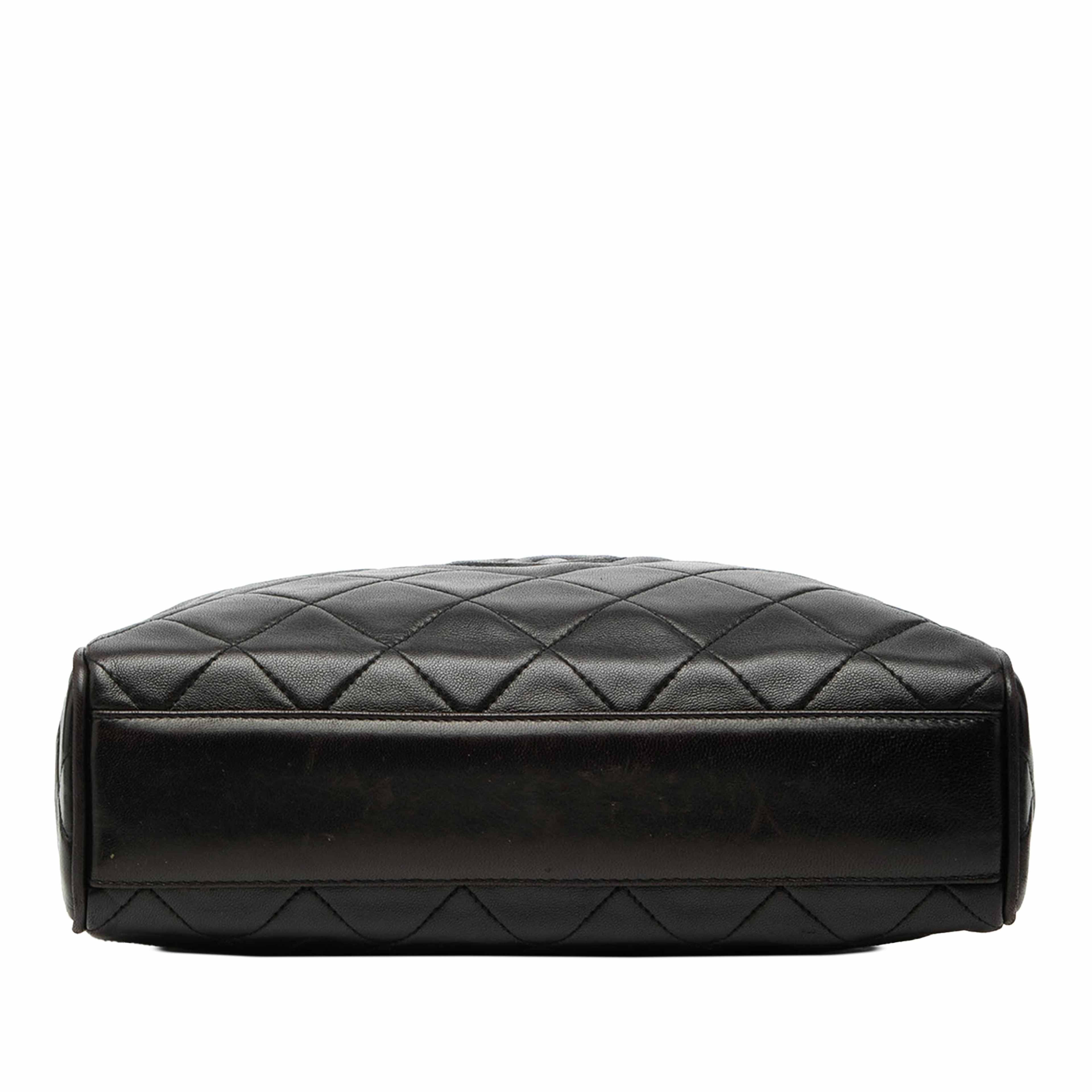 Chanel Cc Diamond Quilted Lambskin Tassel Camera Bag, från Luxclusif, i färgen black. Klicka för att öppna bilden i stort format