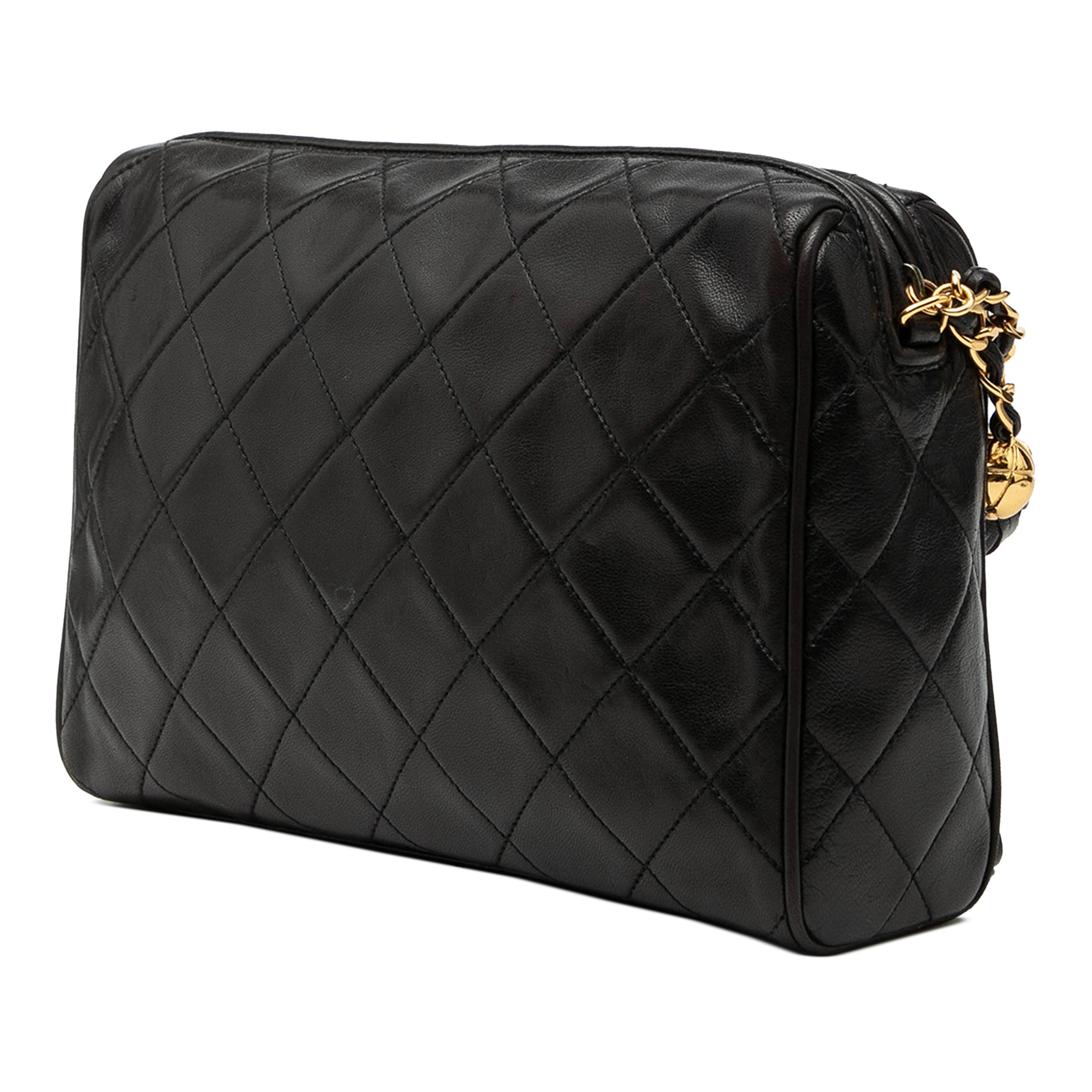 Chanel Cc Diamond Quilted Lambskin Tassel Camera Bag, från Luxclusif, i färgen black. Klicka för att öppna bilden i stort format