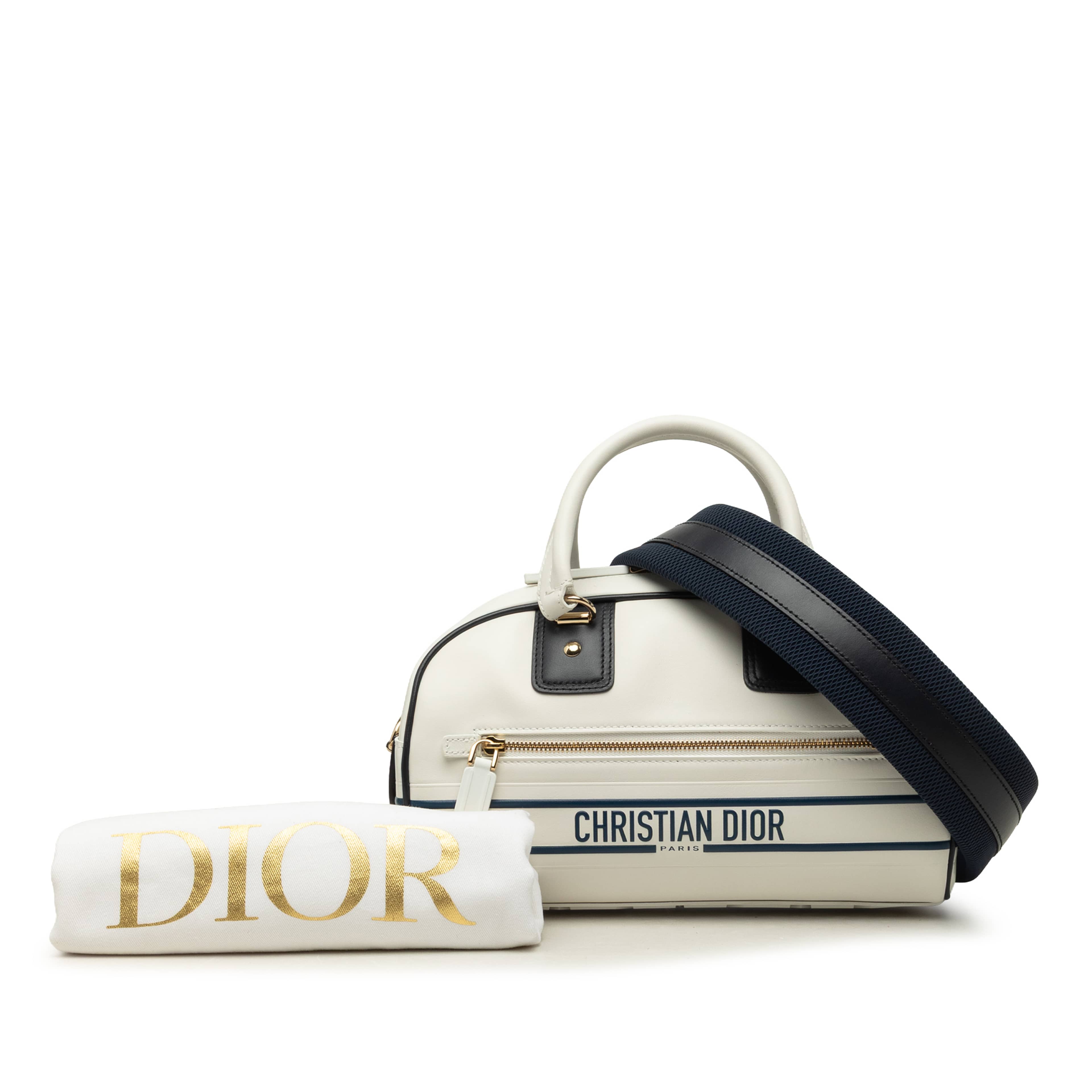 Dior Small Leather Dior Vibe Zip Bowling Bag, från Luxclusif, i färgen vit. Klicka för att öppna bilden i stort format