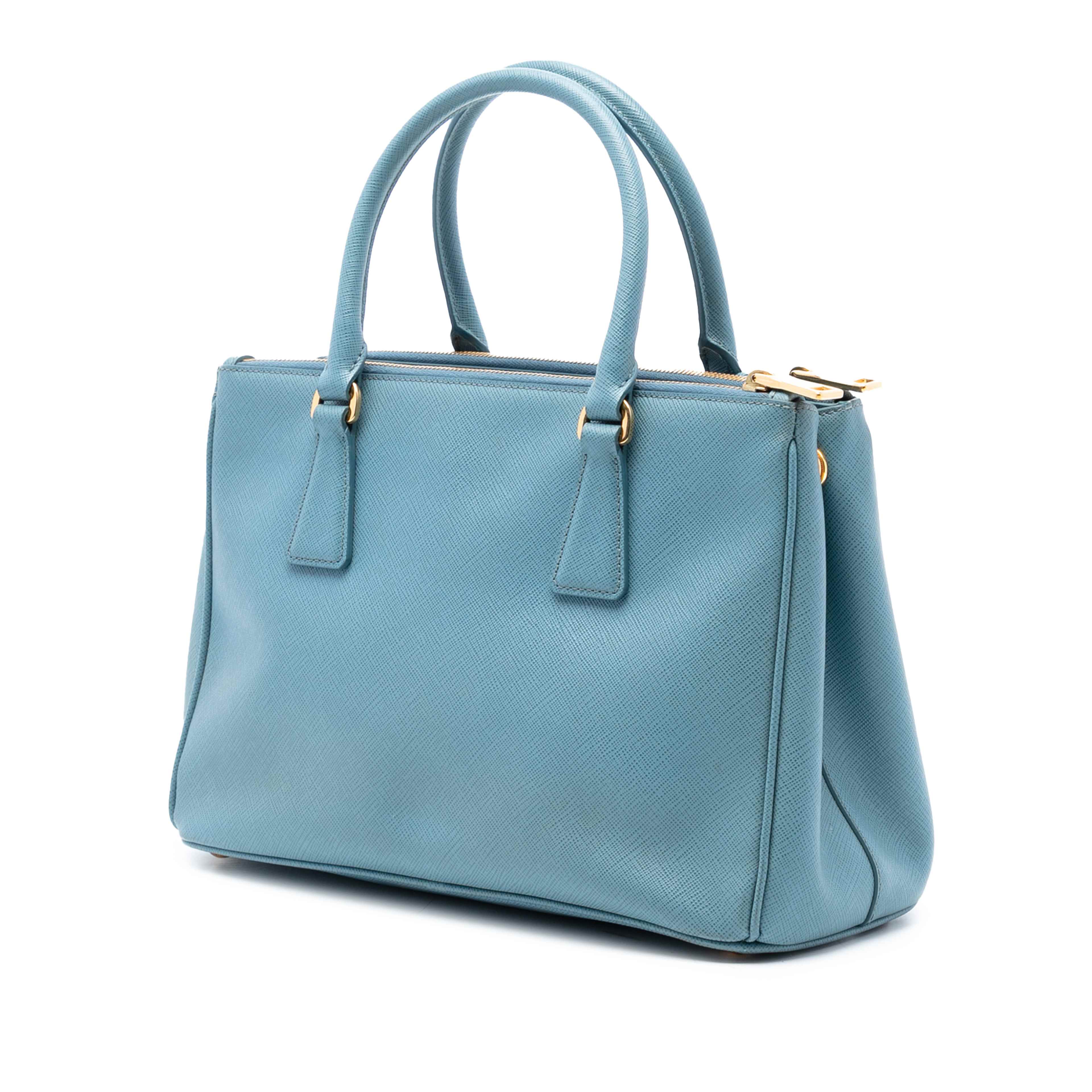 Prada Small Saffiano Lux Galleria Double Zip Satchel, från Luxclusif, i färgen blue. Klicka för att öppna bilden i stort format