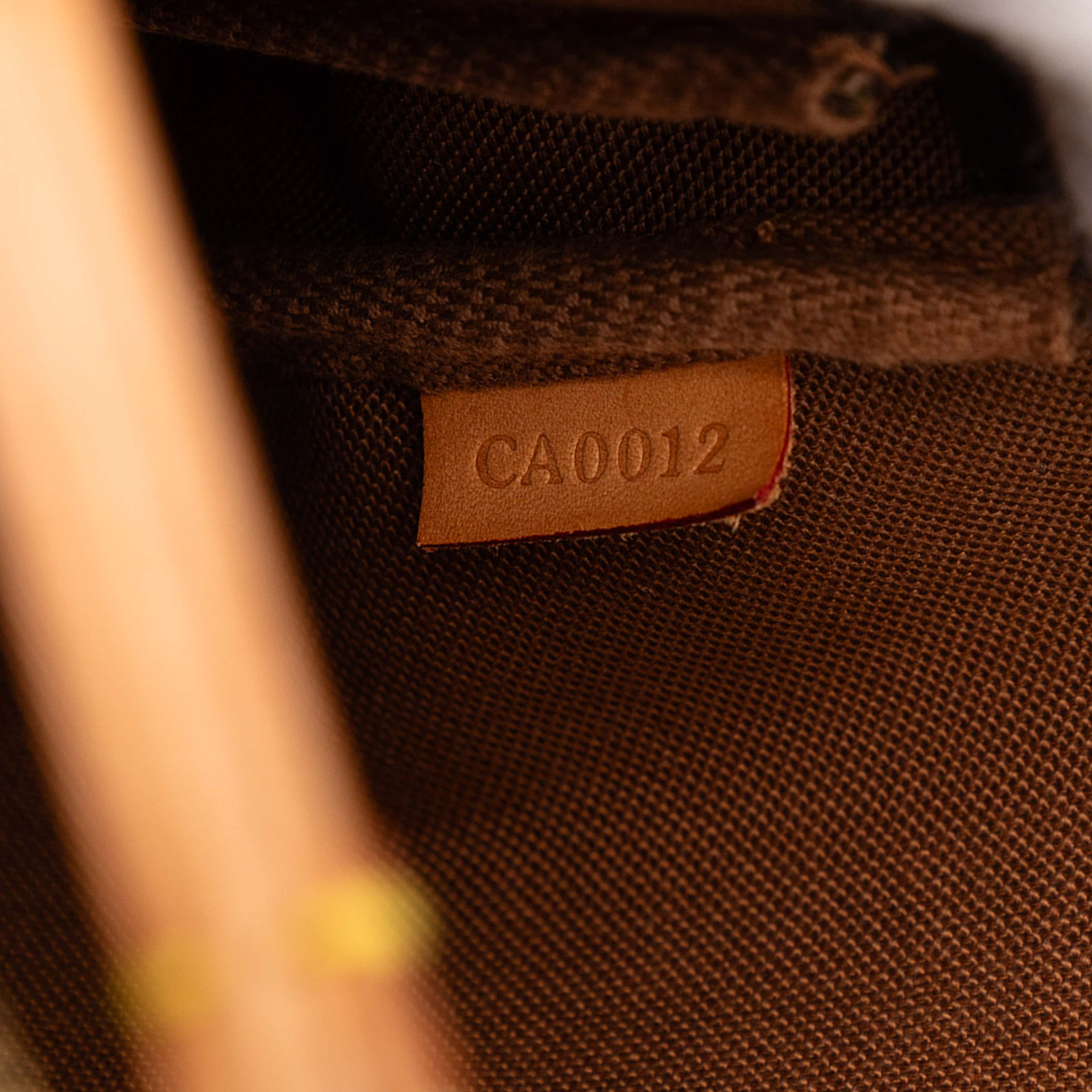 Louis Vuitton Monogram Pochette Accessoires, från Luxclusif, i färgen brun. Klicka för att öppna bilden i stort format