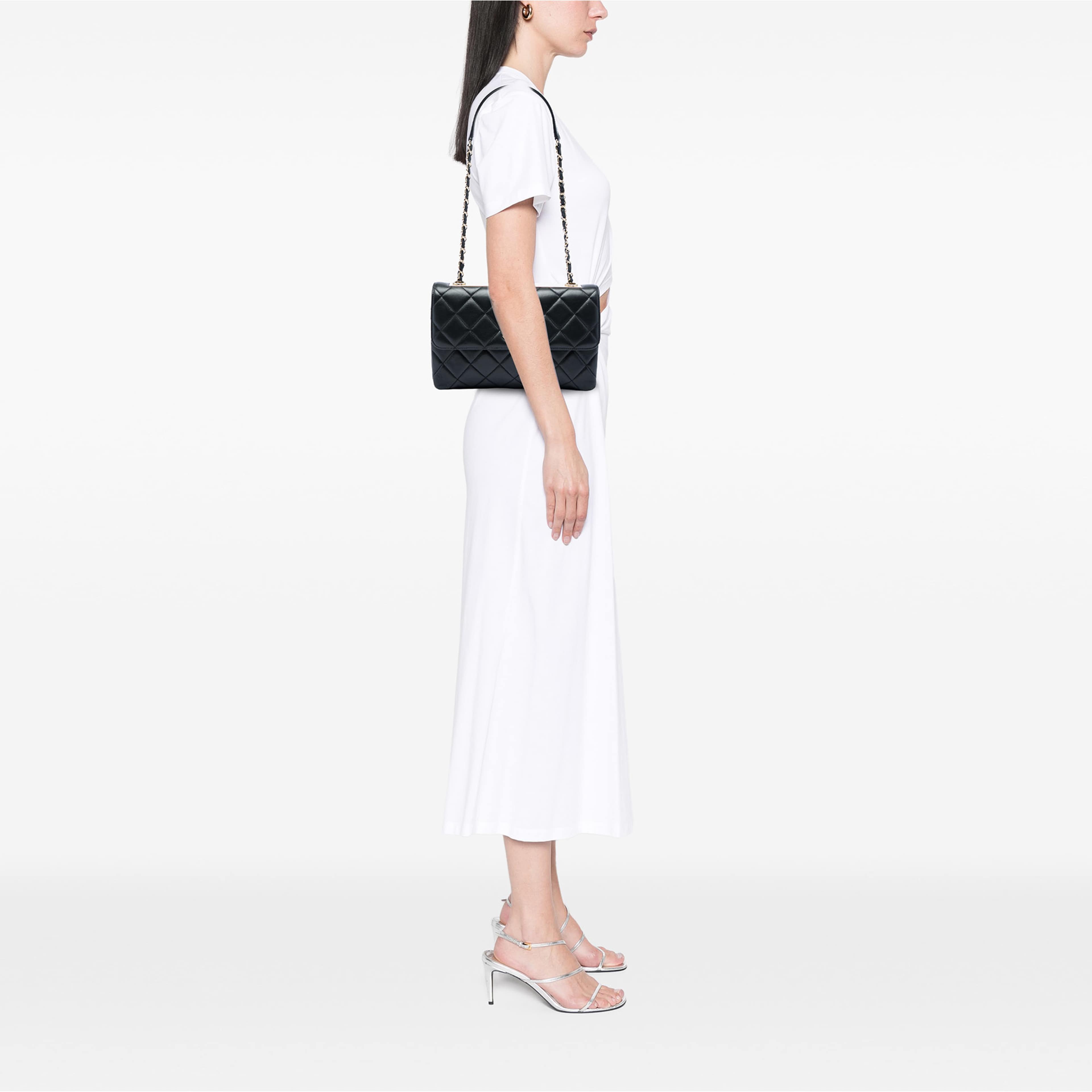 Chanel Medium Lambskin Trendy Cc Flap, från Luxclusif, i färgen svart. Klicka för att öppna bilden i stort format