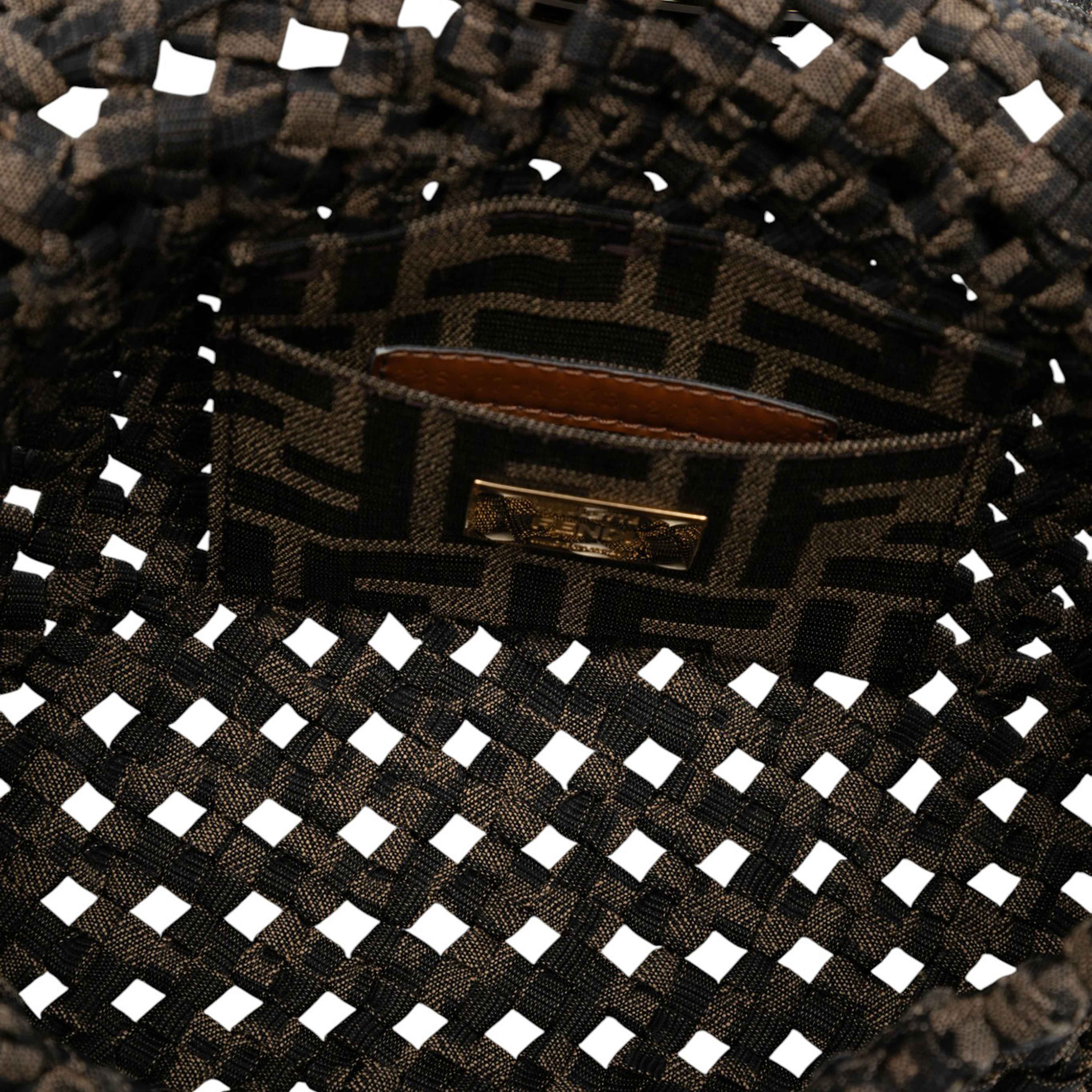 Fendi Mini Interlaced Canvas Zucca Baguette Satchel, från Luxclusif, i färgen brown. Klicka för att öppna bilden i stort format