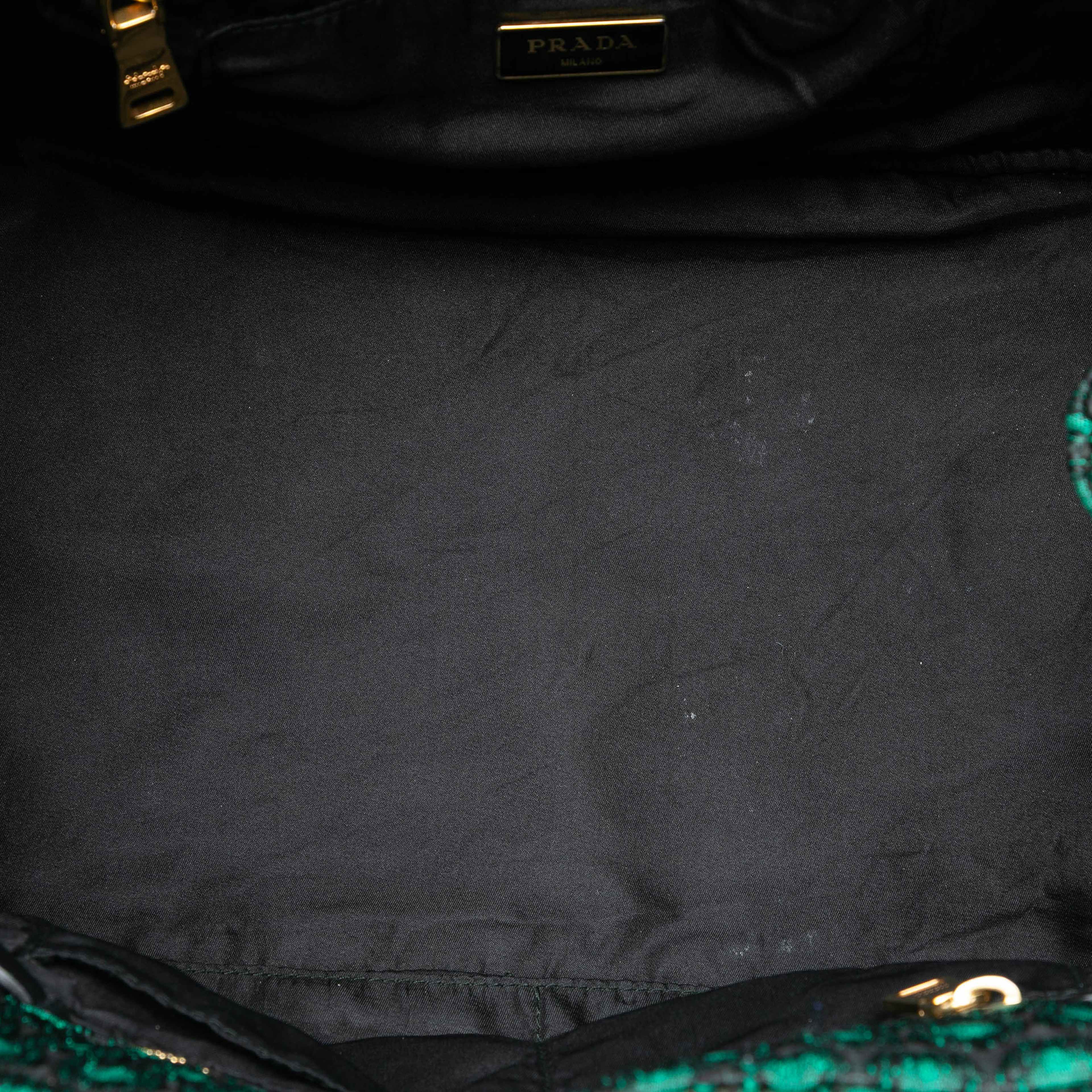 Prada Tessuto Broccato Canapa Tote, från Luxclusif, i färgen grön. Klicka för att öppna bilden i stort format