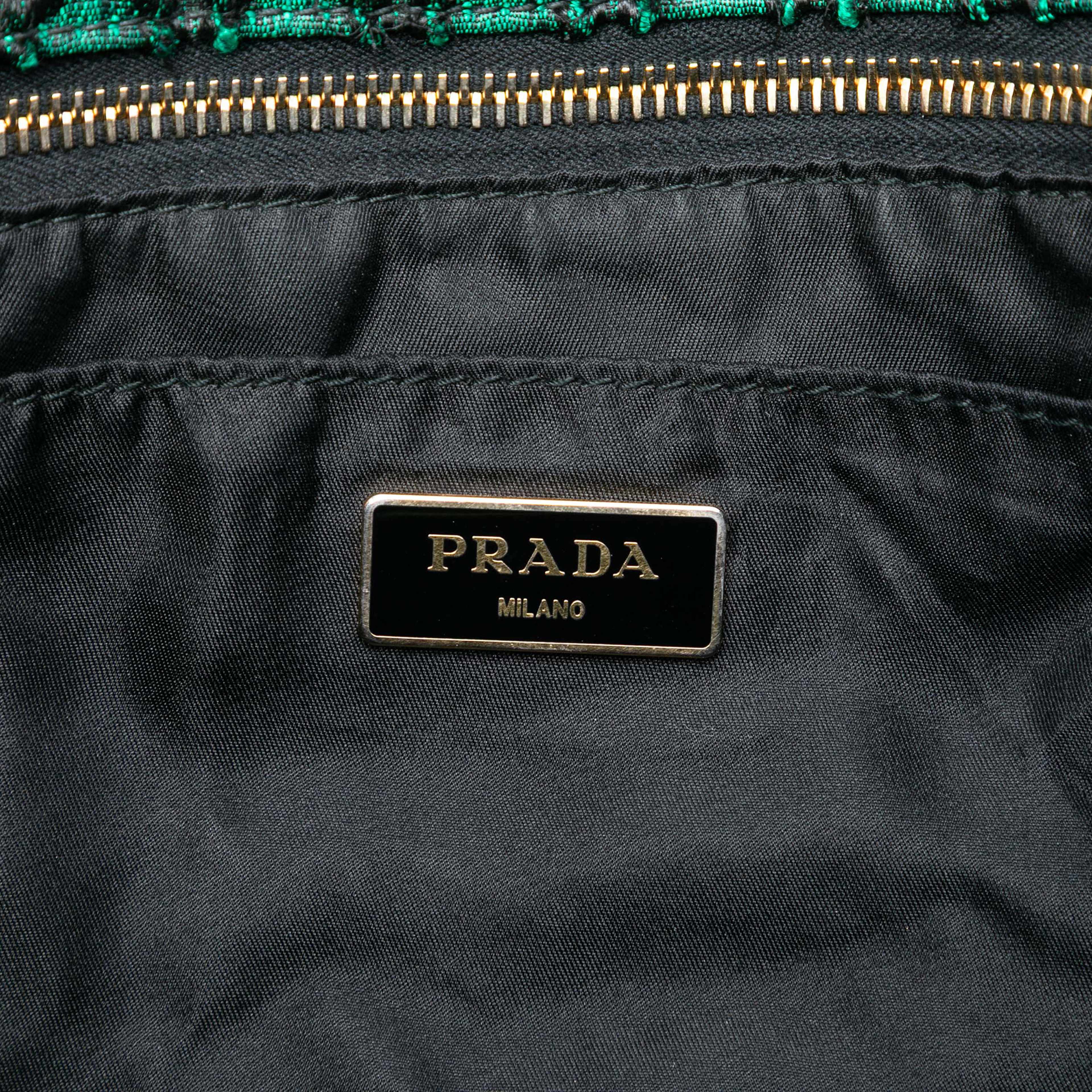 Prada Tessuto Broccato Canapa Tote, från Luxclusif, i färgen grön. Klicka för att öppna bilden i stort format