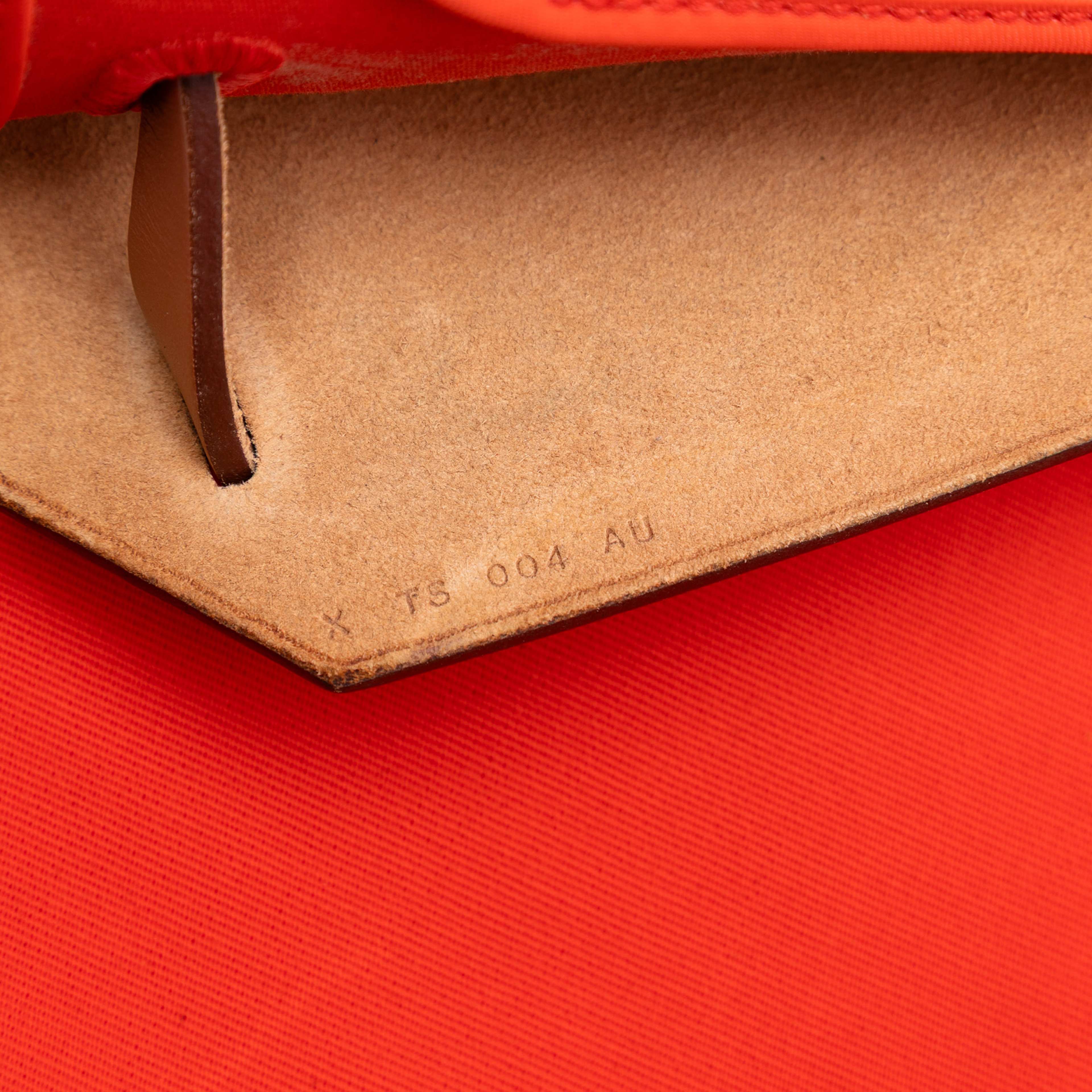 Hermès Toile Herbag Zip 31, från Luxclusif, i färgen dark orange. Klicka för att öppna bilden i stort format